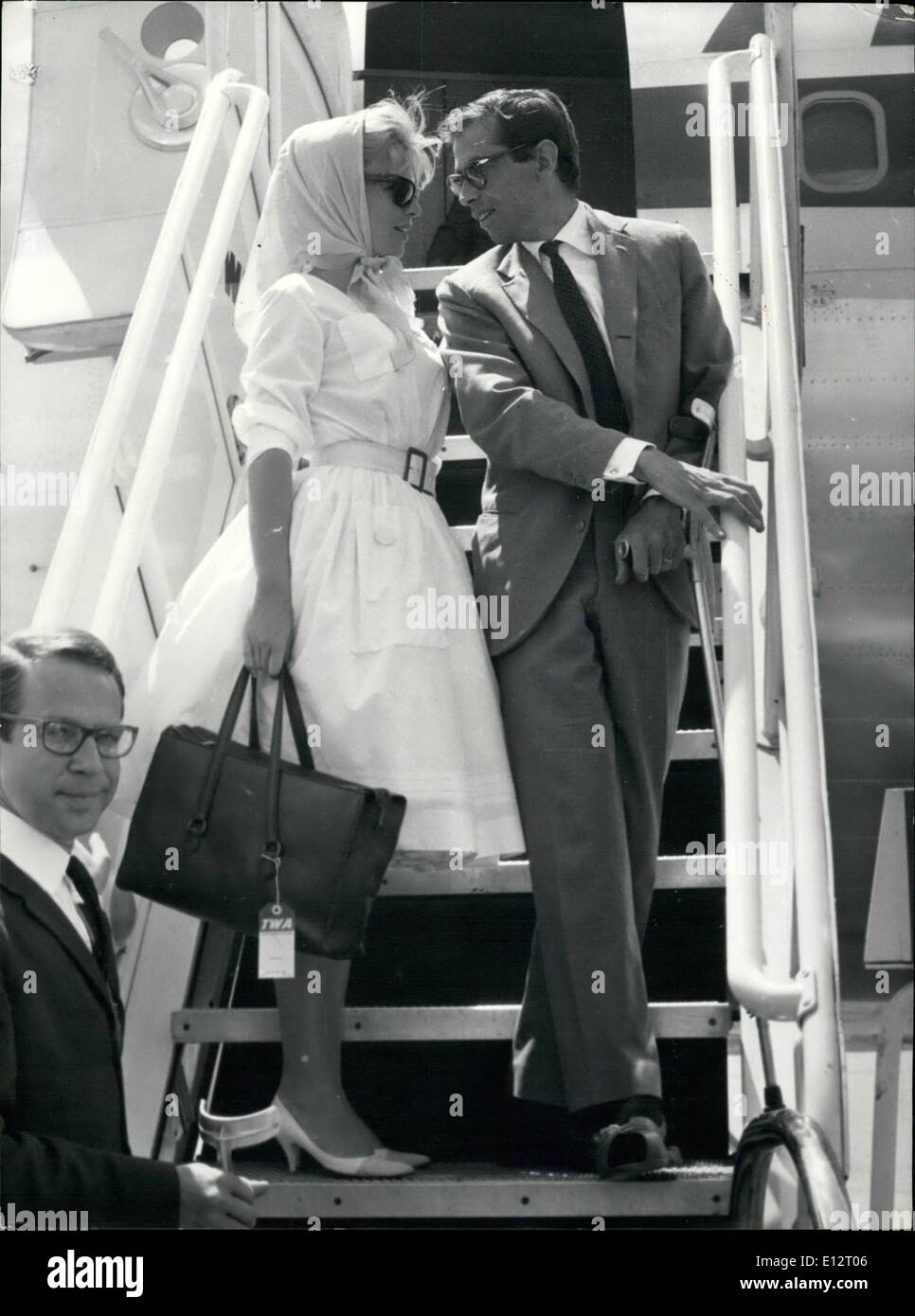 Febbraio 24, 2012 - Roger Vadim e la moglie in partenza per New York - attrice francese Annette Vadim (che è stato obbligato ad avere il suo principale Foto Stock