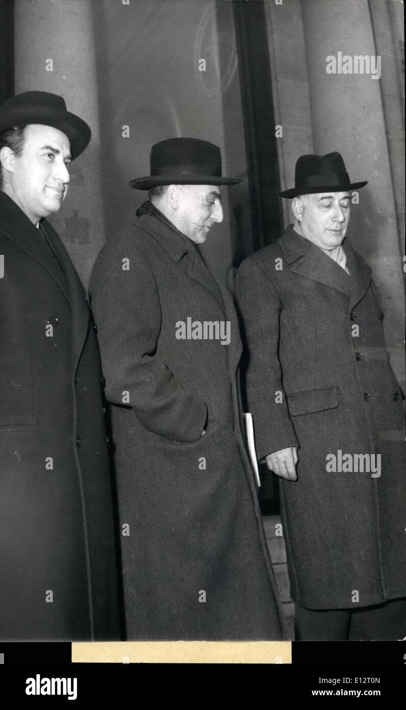 Febbraio 24, 2012 - PRIMA RIUNIONE DEL GABINETTO DEL NUOVO GOVERNO FRANCESE DA SINISTRA A DESTRA: M. BONNEFOUS, SEGRETARIO DI STATO, JACQUINOT, ministro di oltremare della Francia e il primo ministro René Mayer lasciando l'Elysee Palace questa mattina. Foto Stock