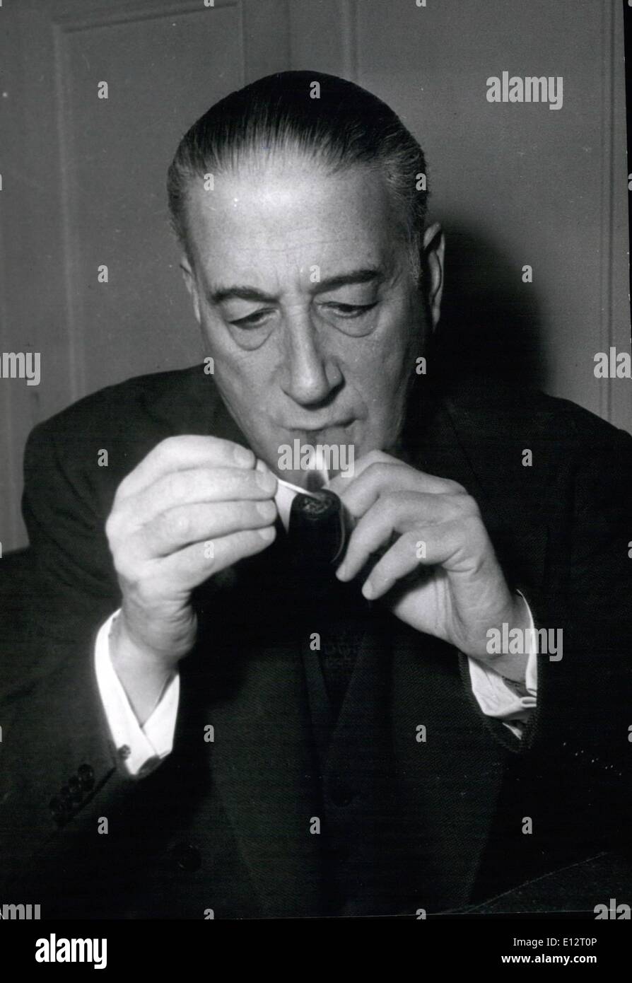 Febbraio 24, 2012 - René Mayer e il suo tubo INIZIARE A LAVORARE A PARIGI IN FRANCIA difficoltà di Monsieur René Mayer il neo eletto primo ministro di Francia è mostrato nella sua casa di Parigi a lavorare nel corso del fine settimana sulle difficoltà che incontra il suo paese. Egli è visto raramente senza il suo tubo. Il suo predessor Antoin Pinay favorito la sigaretta. Foto Stock