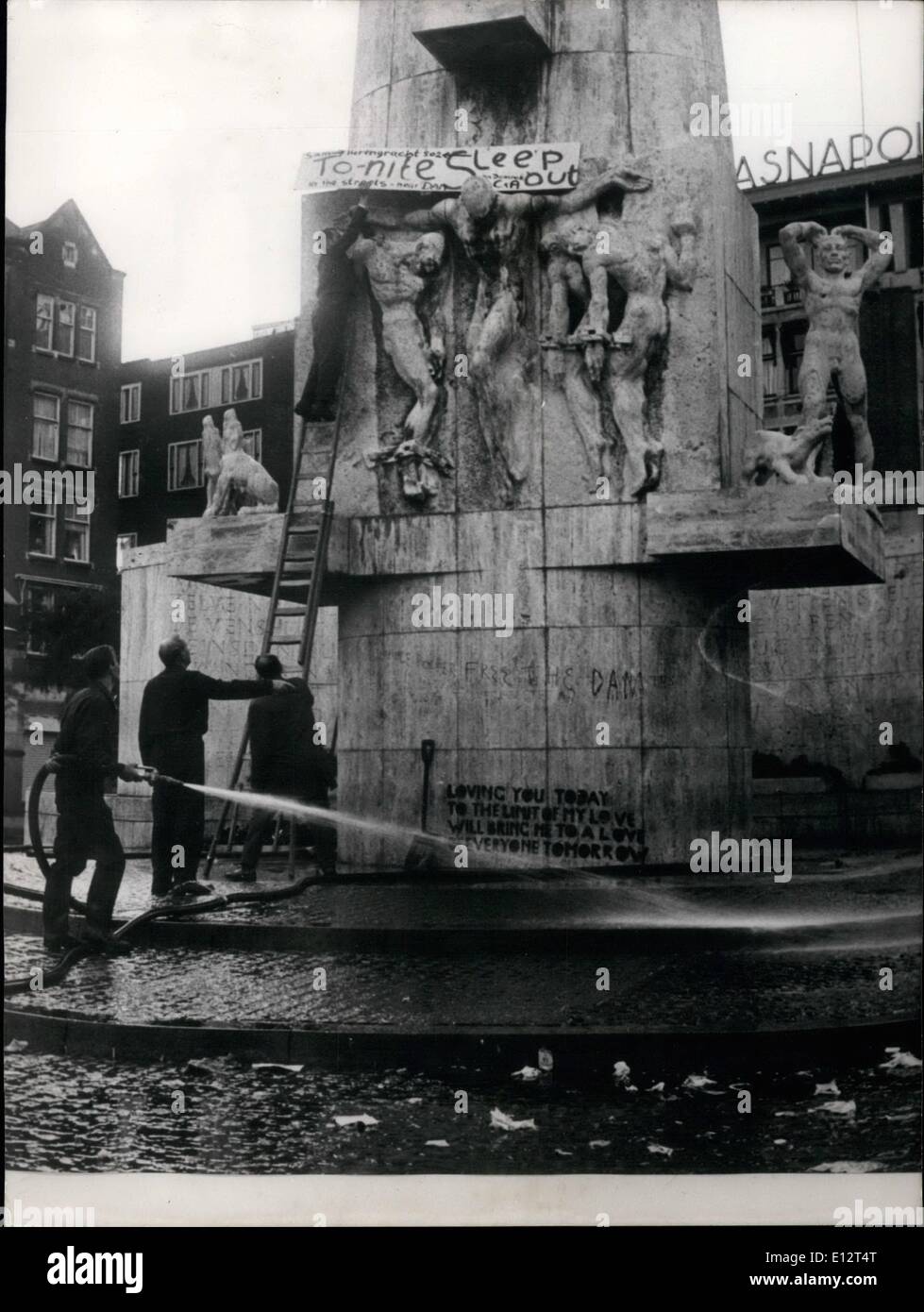 Febbraio 25, 2012 - Le autorità olandesi di pulizia-l'azione Amsterdam infestati da hippies.: fin dal momento in cui le autorità olandesi hanno deciso di clean-up luogo Dam in Amsterdam presi in consegna da centinaia di hippies di tutte le nazioni - ogni notte ci sono contrasti tra di loro e le forze di polizia, ogni volta decine di arresti sono realizzati. Lentamente vi è un ritorno a casa il movimento sviluppando, visibile riducendo il numero di hippies campeggio, lasciando solo gli estremisti dietro il quale la polizia può trattare molto più facile a causa della loro i numeri più piccoli. La foto mostra gli operatori sanitari pulizia dopo i hippies Diga di sinistra posto. Foto Stock