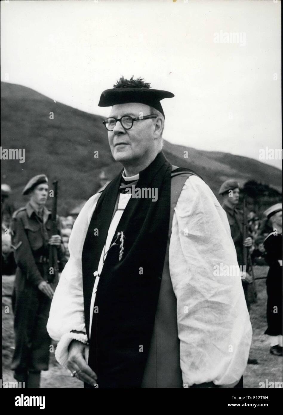 Febbraio 25, 2012 - Il Signore Vescovo dell'Isola di Man: indossando la molla di St.John's Wort come protezione contro la cattiva fortuna come fare Foto Stock