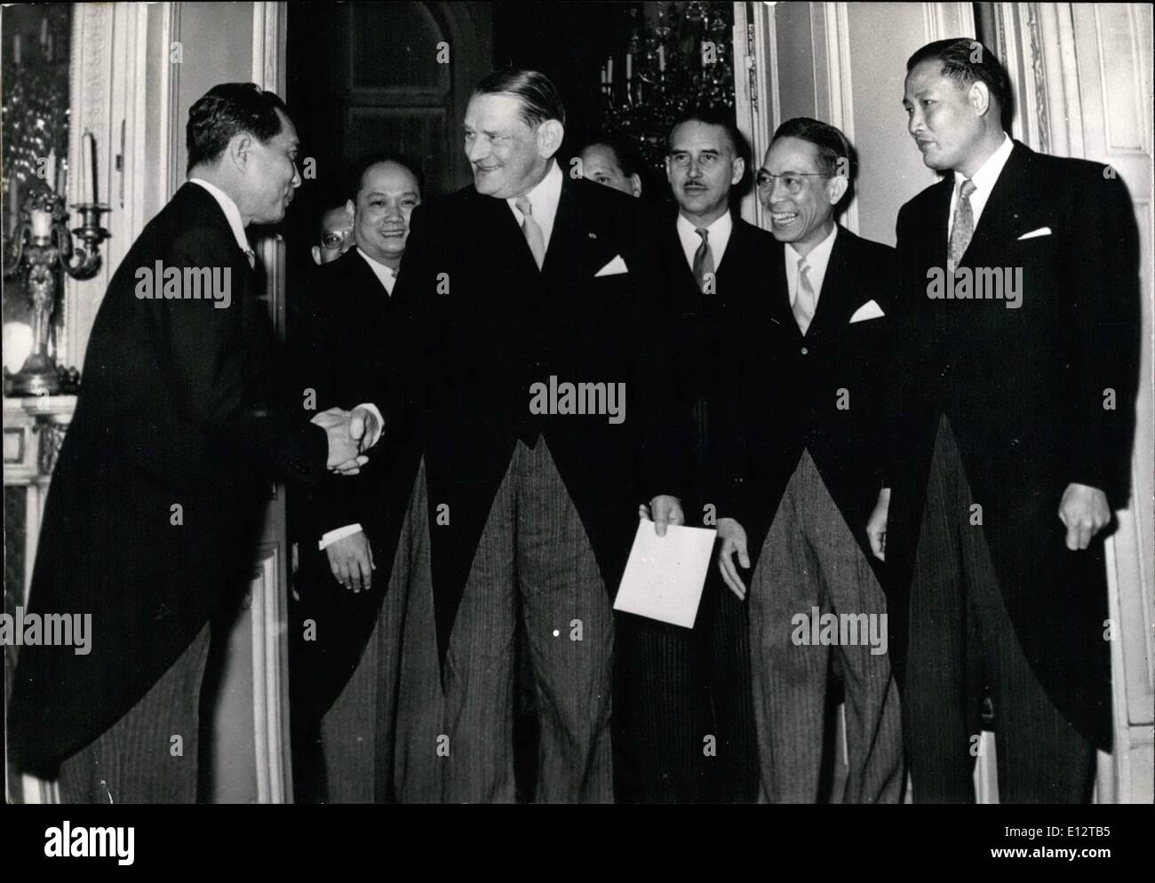 Febbraio 24, 2012 - Nuovo anno vuole a Elysee Palace. Presidente Coty ricevere nuovo anno auguri da S.E. Tiou lungo, Alto Commissario della Cambogia. A sinistra, Pham Duy Knioun, laotiana il Ministro e il Principe Khammau, rappresentante del Vietnam a Parigi. Gen siero 1/55 Foto Stock