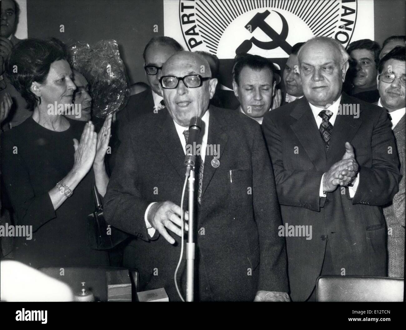 Febbraio 24, 2012 - Pietro Nenni, il vecchio leader del socialismo italiano, ha ottanta anni e la direzione del PSI (Partito Socialista Italiano) ha celebrato a lui. Mostra fotografica di Pietro Nenni, centro) feasted dal Vice Primo Ministro Francesco De Hartino (destra) e da Luciana Nenni, figlia del leader. Foto Stock