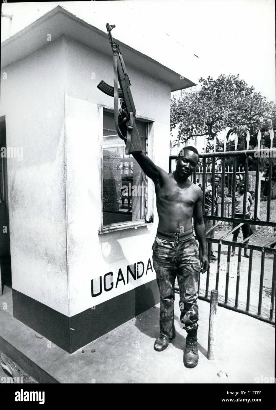 Febbraio 25, 2012 - Busia Uganda. Un soldato della Tanzania onde la sua pistola dopo la cattura del posto di frontiera di Idi Amin, le truppe. Il confine tra Kenya e Uganda è ora aperto. Foto Stock