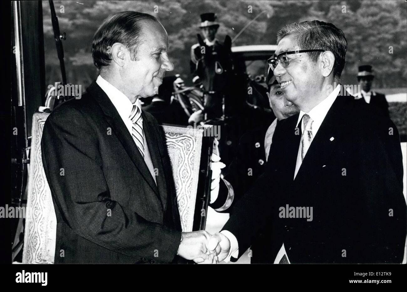 Febbraio 24, 2012 - Nuovo U.S. Ambasciatore in Giappone.: di recente nominato U.S. Ambasciatore in Giappone, il sig. James D. Hodgson, viene ricevuta presso il palazzo imperiale di Tokyo da Kiyoshi Matsudaira, vice-gran maestro di cerimonie, quando arrivò a cavallo-alba pullman per presentare le sue lettere credenziali al imperatore Hirohito. Foto Stock