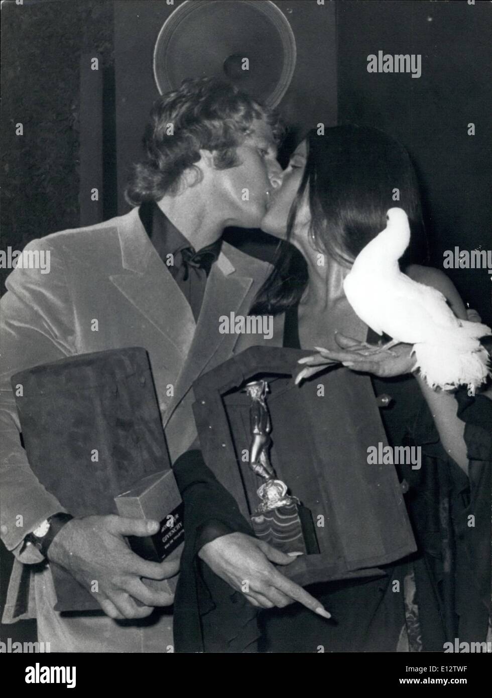 24 febbraio 2012 - ''la notte delle stelle'' alle terme di Caracalla all'aperto, dove i vincitori di quest'anno sono stati premiati con il David di Donatello. Il superspettacolo fu quello di aiutare la città morente di Venezia che andrà a beneficio dei fondati sollevati sul gala, che si tiene normalmente ogni anno nell'anfiteatro greco di Taormina. La Sicilia, l'evento, per raccogliere fondi per il restauro di tesori artistici nella 'Scuola Grande di San Marco a Venezia, è stato progettato di mettere l'Italia in un passo con le altre Nazioni che hanno generosamente organizzatoe si adatta per aiutare la città lagunare morente Foto Stock