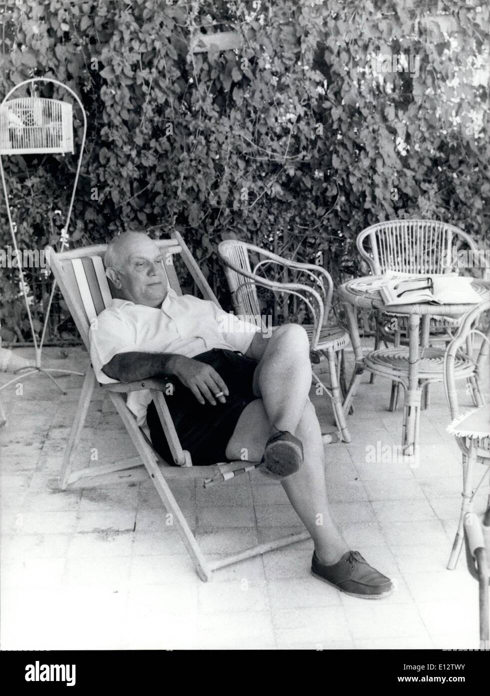 Febbraio 24, 2012 - Italiano il Vice Primo Ministro firmatario Francesco De Martino, leader del Partito socialista italiano, trascorrere le sue vacanze a Bacoli, una cittadina vicino a Napoli. Egli è un esperto marinai e con la sua imbarcazione a motore effettuate escursioni lungo le coste napoletane. La foto mostra il firmatario De Martino rilassante. Foto Stock