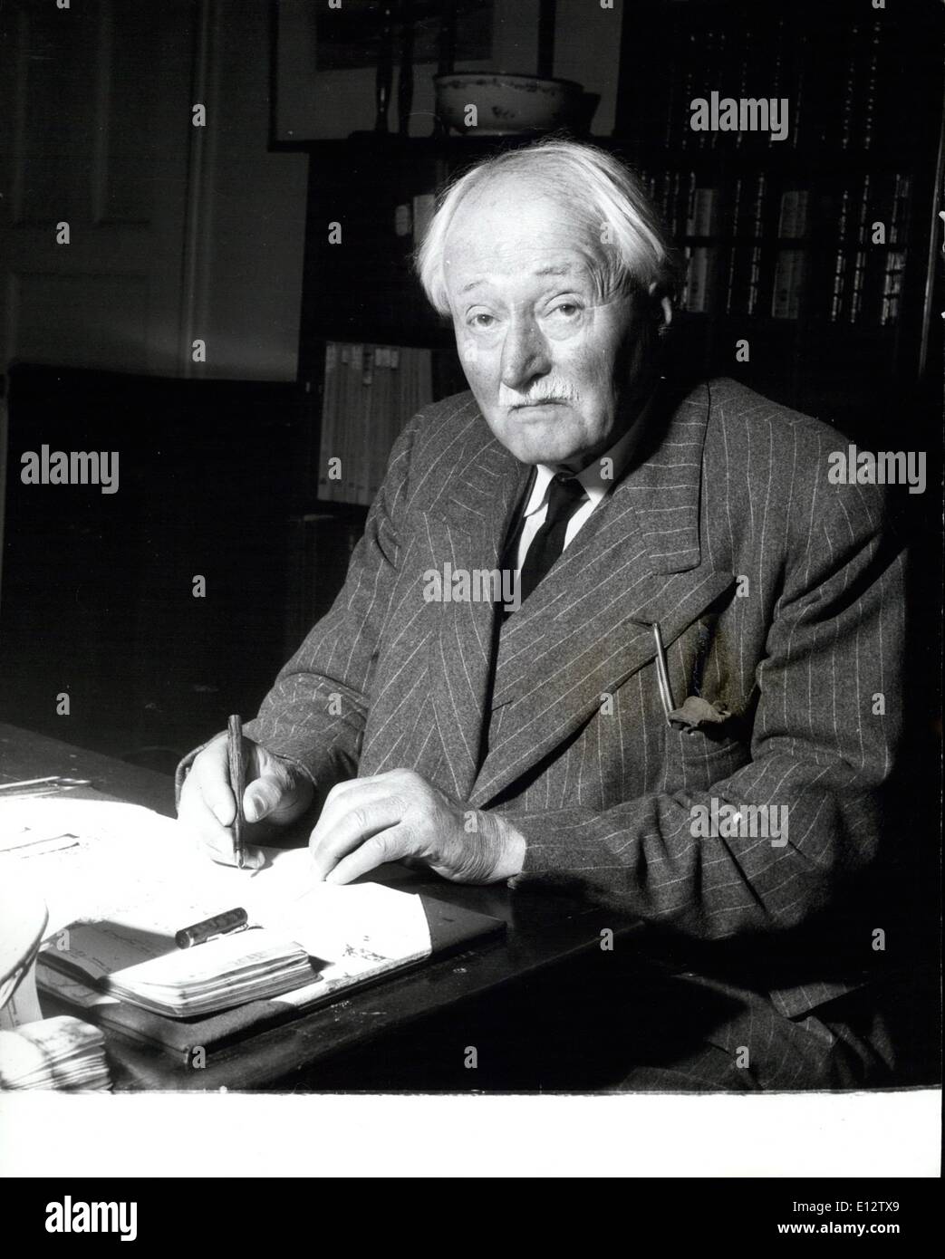 Febbraio 24, 2012 - Il poeta laureato a ottanta anni di età; John Masefield, alla scrivania nella sua casa, Burcots Brock. La sua ultima poesia Foto Stock
