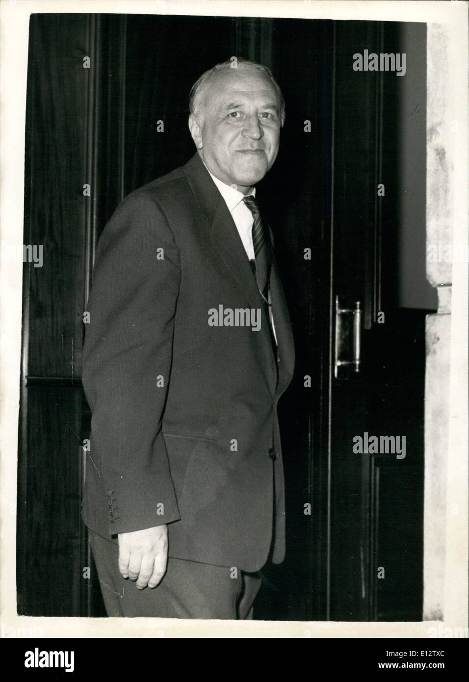 Febbraio 24, 2012 - Disarmo sub-commissione incontra di nuovo: l'Assemblea generale delle Nazioni Unite per il disarmo sub-commissione è riunita oggi a Lancaster House, Londra. La foto mostra M Zorin il delegato sovietico che arrivano per la riunione di questo pomeriggio. Foto Stock