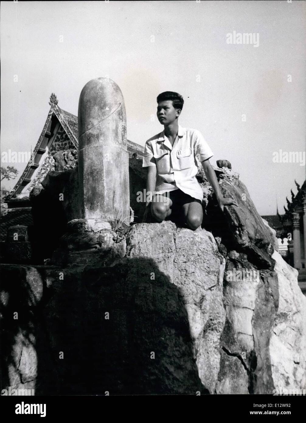 Febbraio 25, 2012 - Siamesi fiducia nella fortuna. Vicino al centro geografico di Bangkok è un altro enorme Siva Lingam (pietra fallo) nel tempio di Wat Po. Giovani uomini venire a pregare e di compiere sacrifici prima di esami , prima che il Thailander chiede sempre per la fortuna di essere suoi; sebbene il buddismo è la religione nazionale della Thailandia , che presenta molte caratteristiche uniche che lo distinguono dal buddismo in altri paesi . Abbastanza stranamente, la maggior parte delle abitudini e cerimonie ad essa associato sono indù o di origine cinese Foto Stock