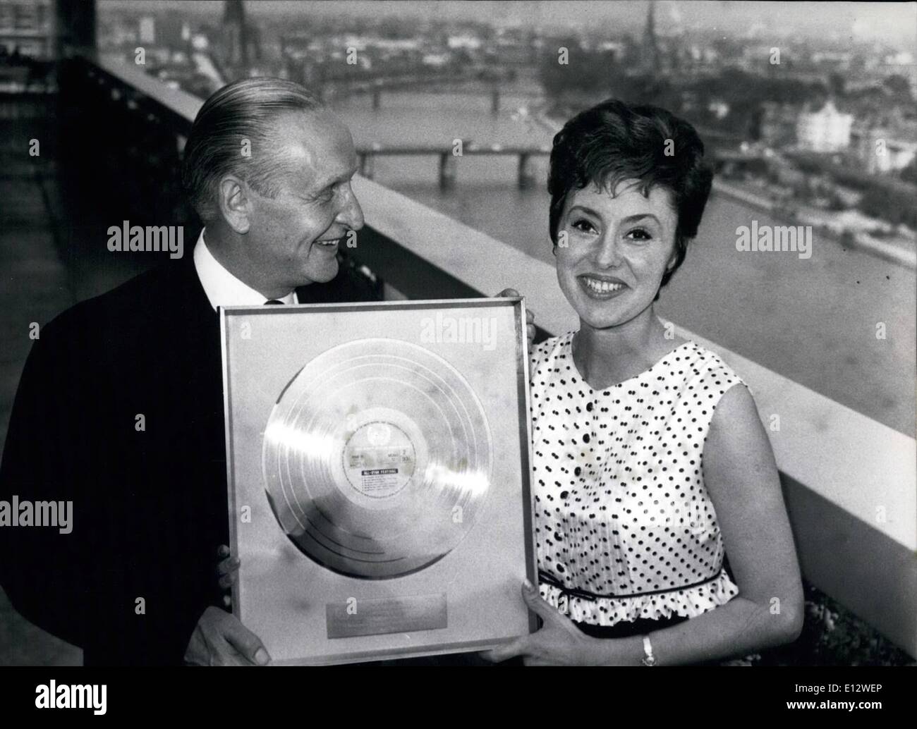 Febbraio 25, 2012 - Golden ONU tutte le Star Record per Caterina Valente. Il primo disco d'oro per un milione di record di vendita di tutti i Festival di Star record sulla vendita in 88 paesi per beneficiare delle Nazioni Unite degli aiuti ai profughi è stato consegnato a Caterina Valente da Arne Toergersen, rappresentante dell'Alto Commissario delle Nazioni Unite per i rifugiati a Francoforte. Caterina Valente è una delle stelle cantare su quel record che ha rinunciato a tutti i costi con la vendita di questo record. 2-7-63 Foto Stock