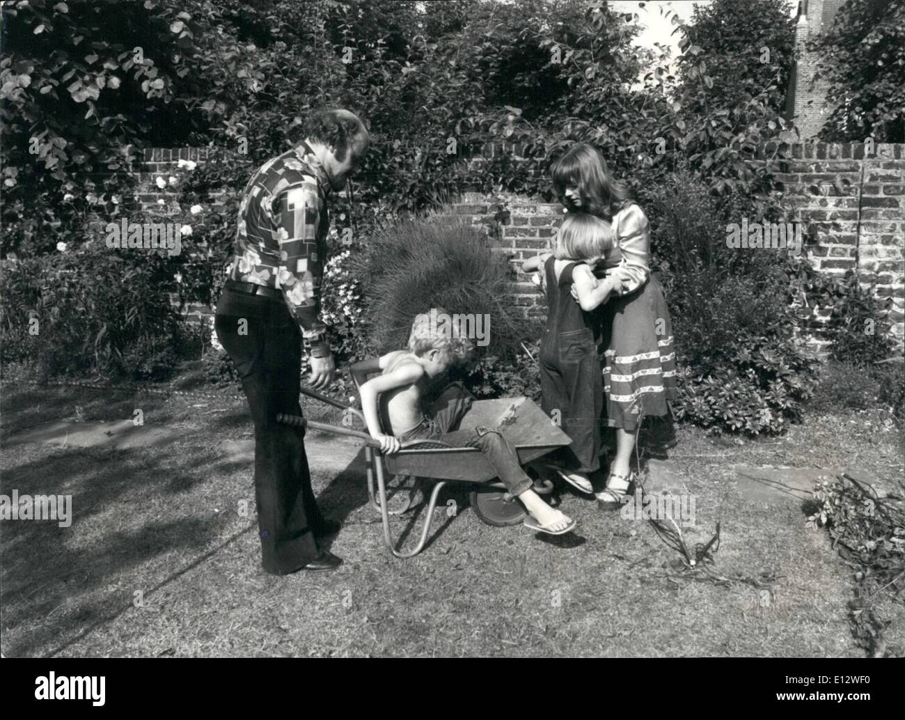 Febbraio 25, 2012 - Timothy West con il West 3 bambini, Giulietta di 17 anni, Sam di età compresa tra i 9 e Joe di età compresa tra i 6, nel giardino della loro Wandsworth casa comune. Foto Stock