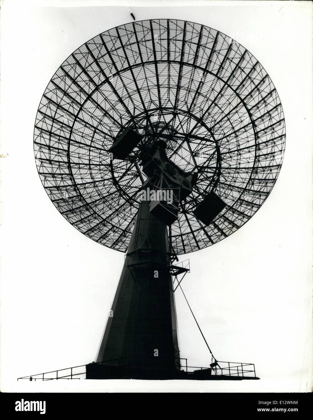 Febbraio 26, 2012 - Relè di Luna Marina degli Stati Uniti i messaggi tra le Hawaii e Washington D.C.: La Marina degli Stati Uniti di comunicazioni della luna sistema relè,che utilities la luna come un riflettore passivo per il relè di segnali radio, è stata dimostrata per la prima volta al pubblico nel gennaio 28th. 1960. Il sistema è in grado di trasmettere i messaggi tra le Hawaii e Washington D.C. Il relè di Luna progetto è l'evoluzione di scoperte dalla Naval Research Laboratory di Washington, dove la fattibilità dell'utilizzo di riflessi lunari tecnica per comunicazioni è stato dimostrato nel 1951 Foto Stock