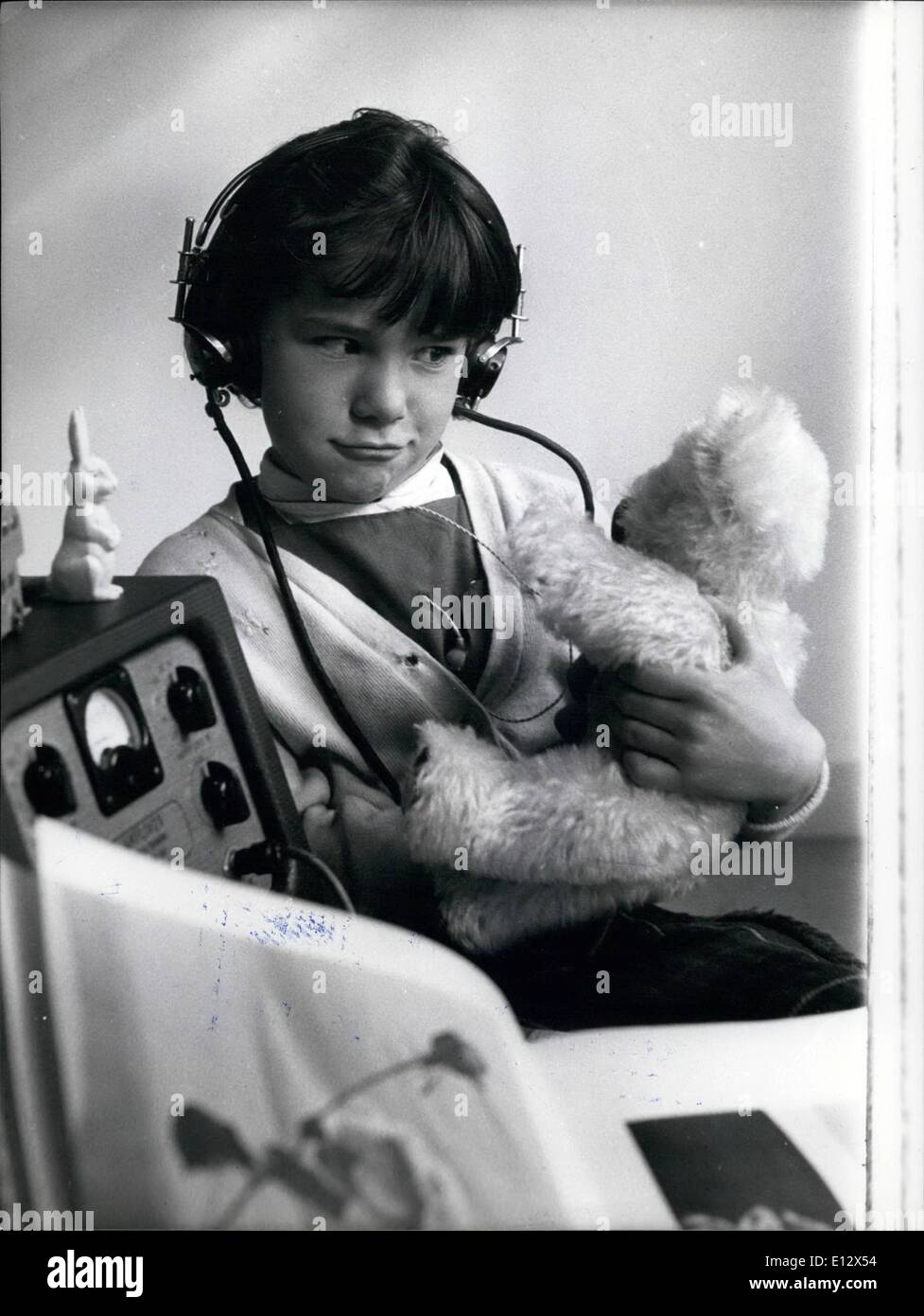 Febbraio 26, 2012 - Grrrrrr'' : Orsacchiotto ringhio oute poco sei anni di Sharon Martin rende il suono di un orso di peluche ringhiando. Ella viene insegnato a parlare correttamente dal suo Maestro che parla al suo oltre gli auricolari. Foto Stock