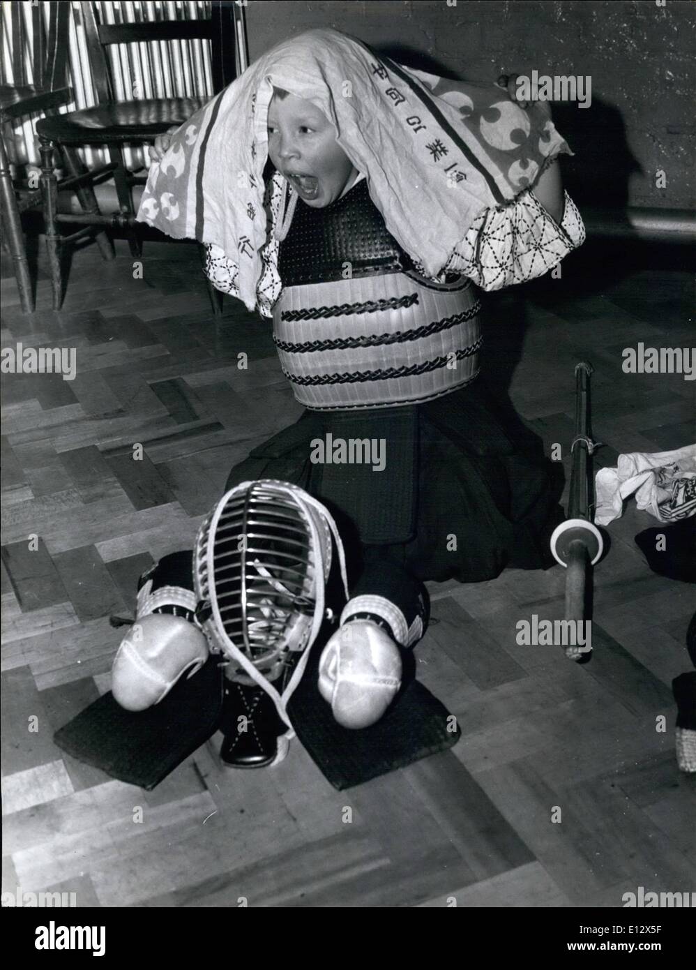 Febbraio 26, 2012 - Pratica di gridare per Alexander come egli mette sul sudore sciarpa contrassegnati con i caratteri giapponesi che passa sotto il casco. Foto Stock