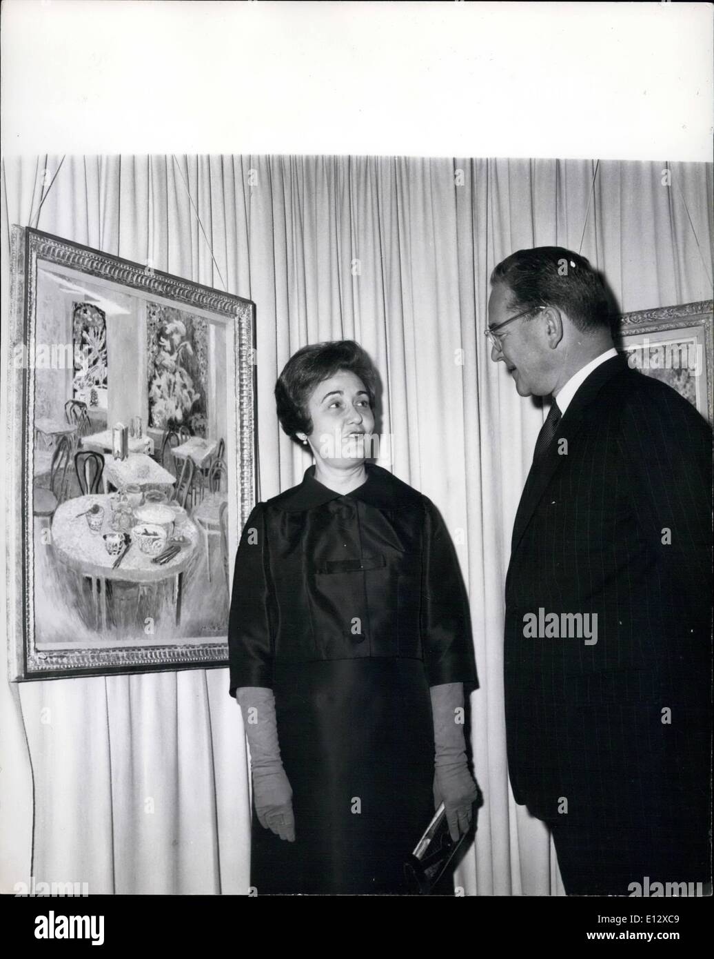 Febbraio 26, 2012 - artista americano presenta a Londra per la prima volta. Ambasciatore degli Stati Uniti John Hay Whitney Chat con artista americano Lilian MacKendrick come frequenta una vista privata di suoi dipinti all'O'Hana Gallery di Londra questa sera, 22 aprile. il dipinto dietro l'artista è intitolato "ristorante cinese". Miss MacKendrick la prima esposizione londinese apre presso la Galleria di domani. La mostra, comprendente 33 foto di scena dall'O'Hana Gallery in associazione con gli Stati Uniti Servizio di informazioni. Foto Stock