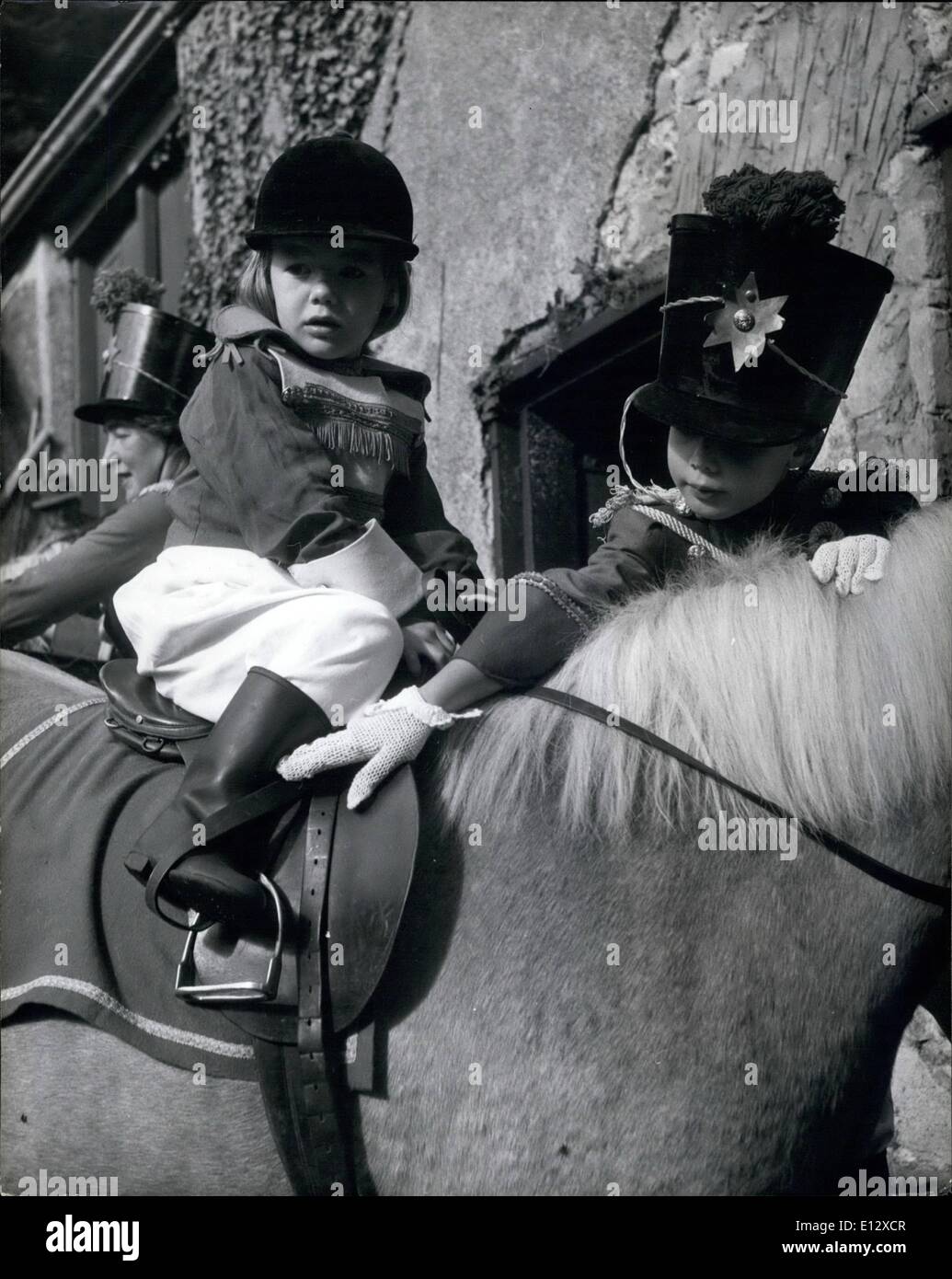 Febbraio 26, 2012 - La premurosa ussaro controlli su Ã¢â'¬ËoeM"Lady's" pellami. Solo una minuziosa verifica da gallant ussaro Jane Bullen, sulla sua sorella, Sarah pelli di staffatura, prima del giro musicale ha inizio. Foto Stock