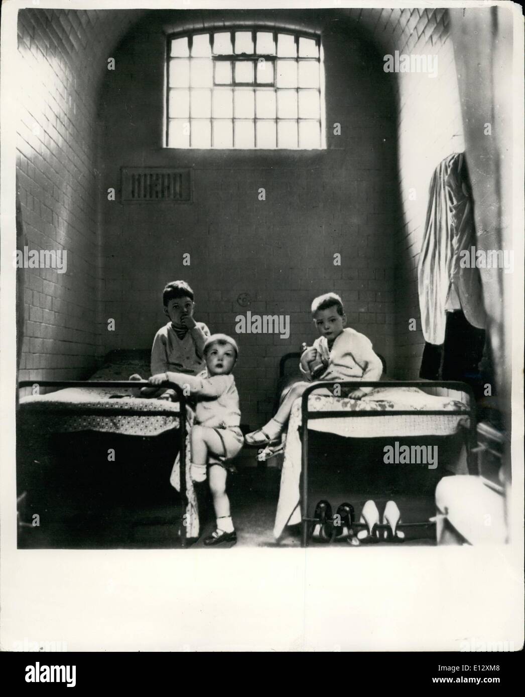 Febbraio 26, 2012 - andare a dormire per i ragazzi in una cella le famiglie senzatetto condividi vecchia stazione di polizia . Quattro anni di Gavin Collumb la camera da letto è una cellula che egli condivide con i suoi due fratelli . Il padre e la madre , il sig. e la Sig.ra Jim Collumb, dormire in un'altra cella. Essi sono una delle quattro famiglie senza tetto che sono stati alloggiati in un discused stazione di polizia nel marzo Lanz, Leeds, dal consiglio della città . Per sette mesi la collumbs hanno vissuto in un edificio grim , con il suo mattone muri interni e pavimenti in cemento. La famiglia sono stati sfrattati dalle loro case detto Mr Foto Stock