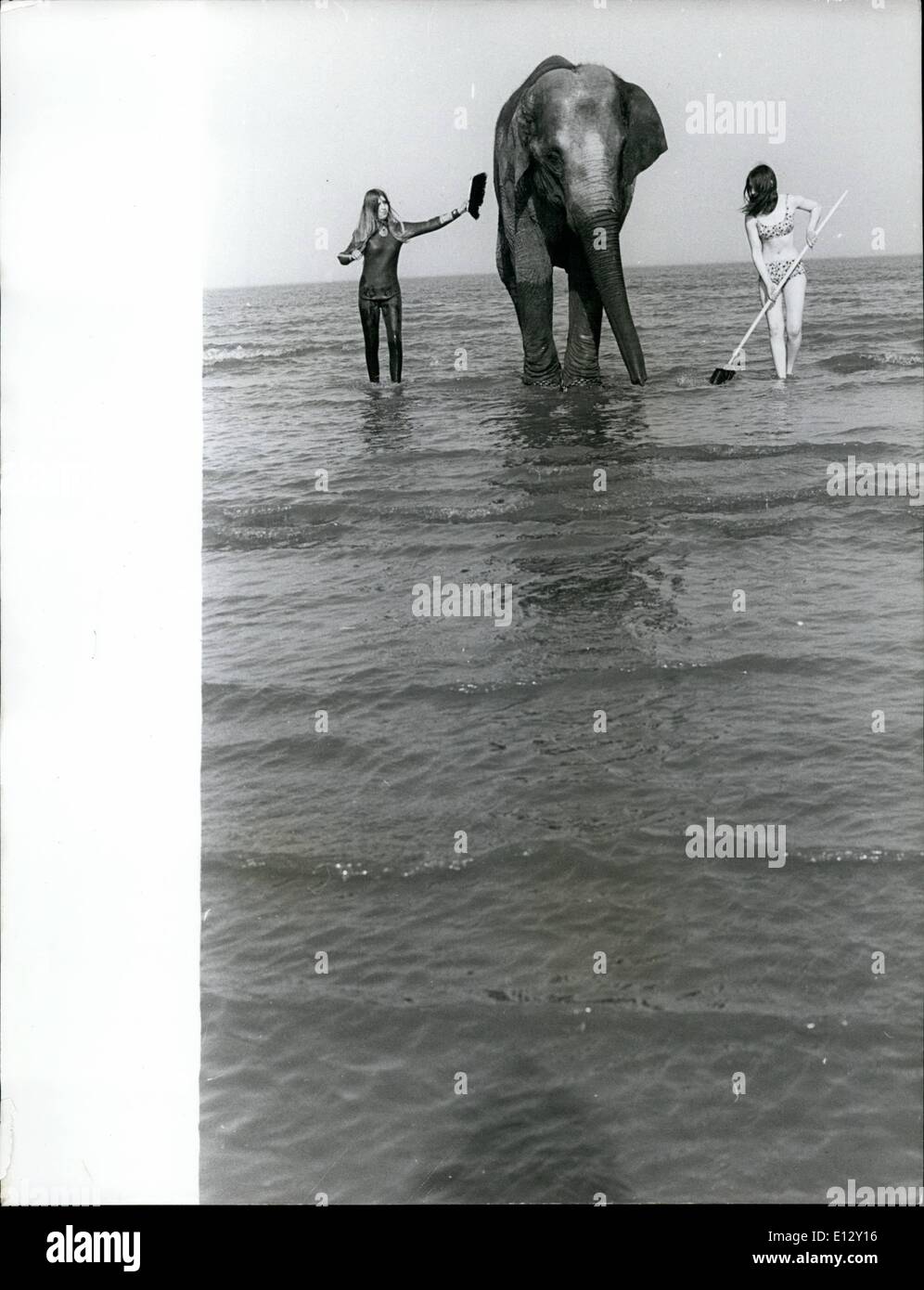 Febbraio 26, 2012 - strane cose accadono al mare. E questo è uno di loro. Linda Burley (sinistra) e Denise Hunkins Tanya balneare, l'elefante indiano da Cleetherpes Zoo. Foto Stock