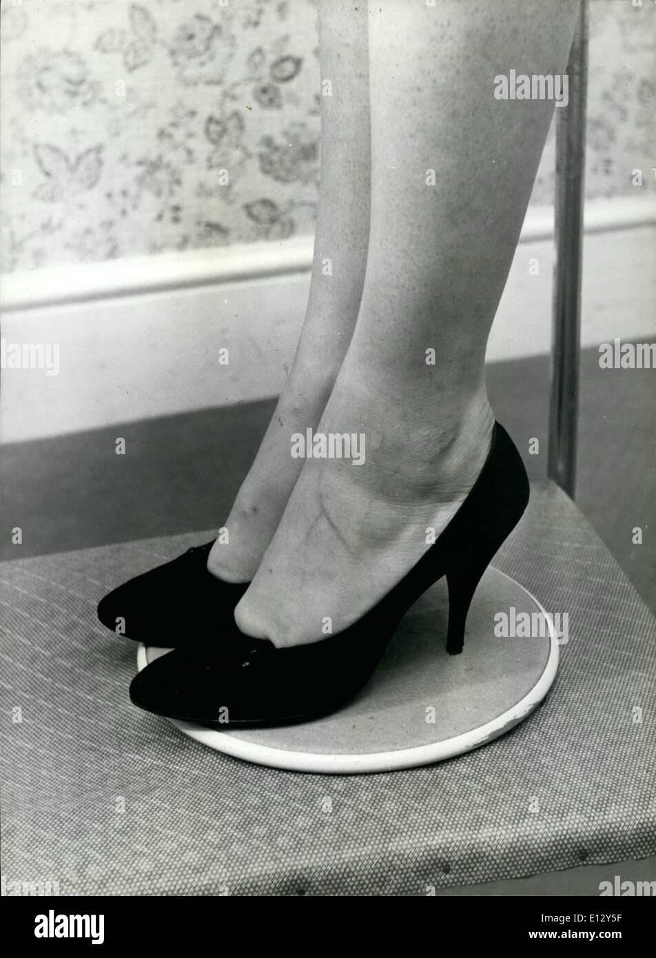 Febbraio 25, 2012 - Tavolo girevole : questo tavolo rotante gira il modello round del cliente come un pollo e allo spiedo. sunshine da una slot machine : due minuti di bandi di gara e avvisi di sunshine alimentato da una slot machine a un danaro un tempo, porterà cuocere che sensazione estiva per gli uomini e le donne che vanno sotto il meteo il prossimo inverno. Il sig. James Morgan, 57 enne fisioterapista da Bedfordshire, Inghilterra, ha Meade il prototipo con un giro di tavola che trasforma il cliente come un pollo allo spiedo davanti ad un ultra-violetta tubo radiogeno Foto Stock