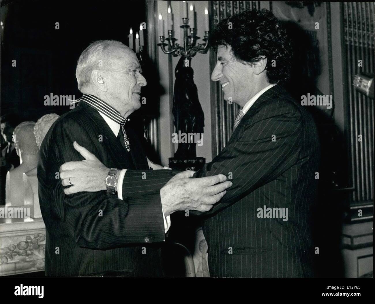 Febbraio 25, 2012 - OPS: Jack Lang, ministro delegato per la cultura saluto Sean MacBride Premio Nobel e fondatore di Amnesty International. Lui gli ha dato una distinzione di alta. 011084/Keystone Foto Stock