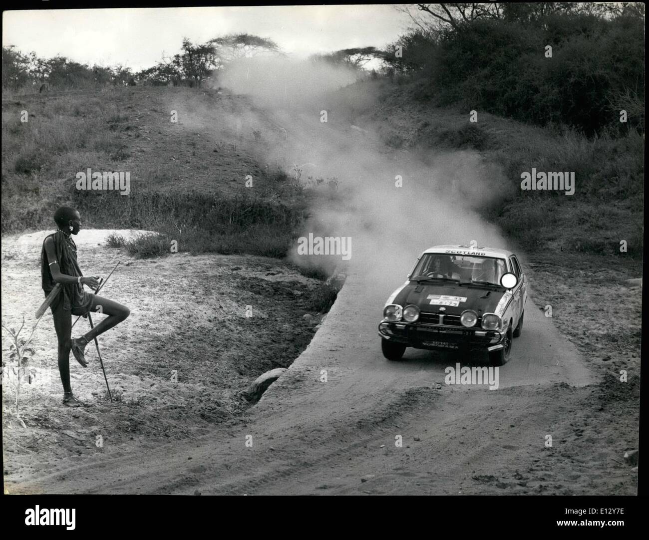 Febbraio 25, 2012 - African Safari Rally 1975-primo giorno questa prima tappa del Safari ha preso i concorrenti attraverso i Masai il paese e questo moran (Warrior) orologi curiosamente la Colt Lancer No.33 di Andrew Cowan velocità da. Foto Stock
