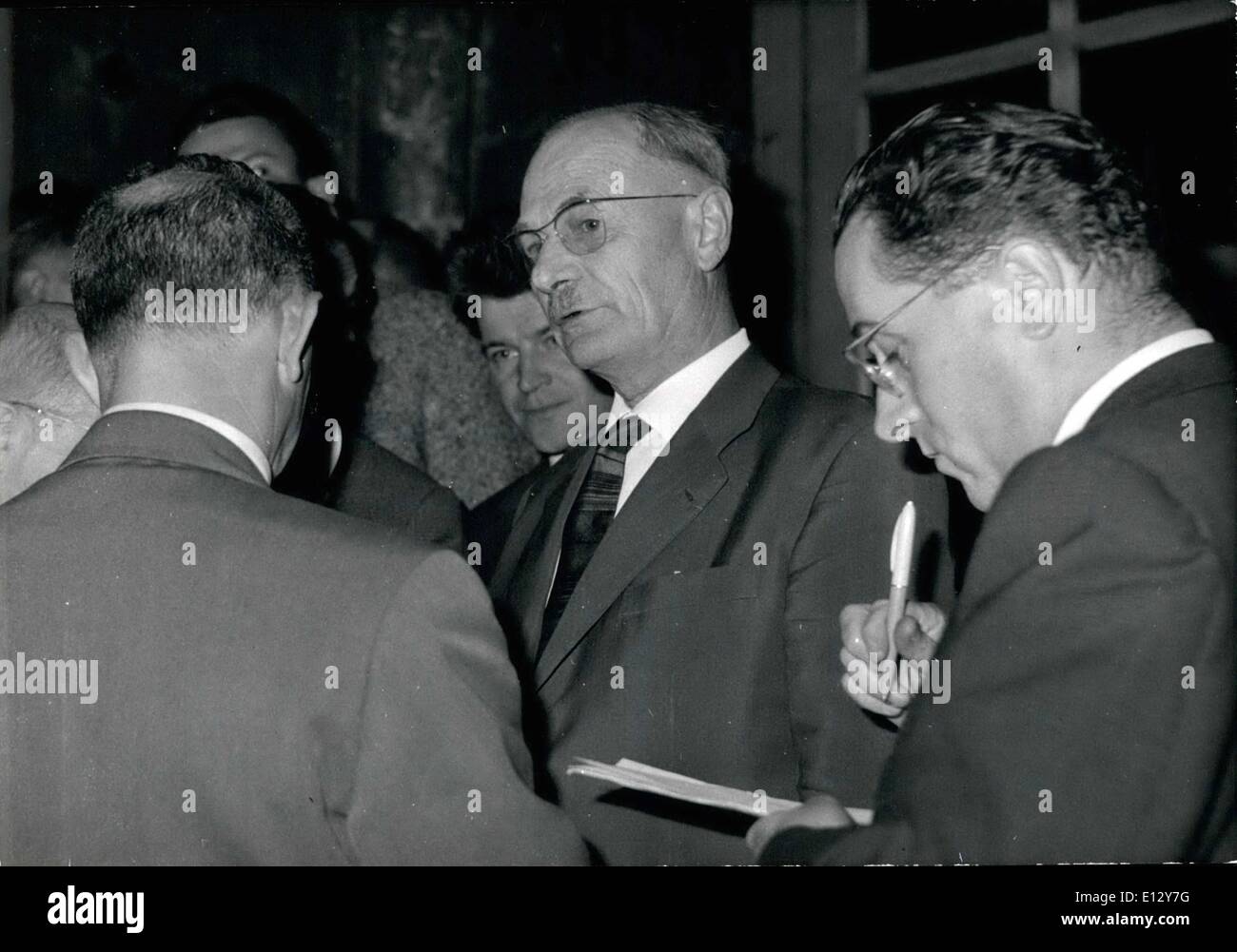 Febbraio 25, 2012 - Nuovo incontro sul problema agricolo all'hotel Matignon: una nuova riunione che si è svolta questa mattina tra i membri del governo francese e i leader degli agricoltori Unione. La foto mostra il sig. Coureau ha, Presidente dell'Unione degli agricoltori, dopo la riunione. Foto Stock
