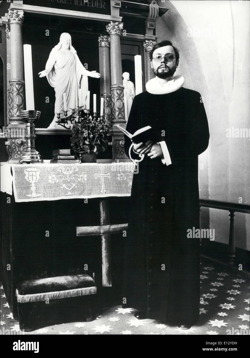 Febbraio 26, 2012 - Il Ministro si arresta colletto bianco per la cintura nera......per il ministro, Nick Refskou da Doestrup in Langeland, una piccola isola del Sud riveste davvero la vita ha i suoi ups e donas. E nell'turmell insegna oltre l'Gospal. Una volta alla settimana egli swops suo colletto bianco per una cintura nera e prende le classi in arte del jiu-jitsu, probabilmente che li rende i più promettenti predicatore intorno a. Foto Stock