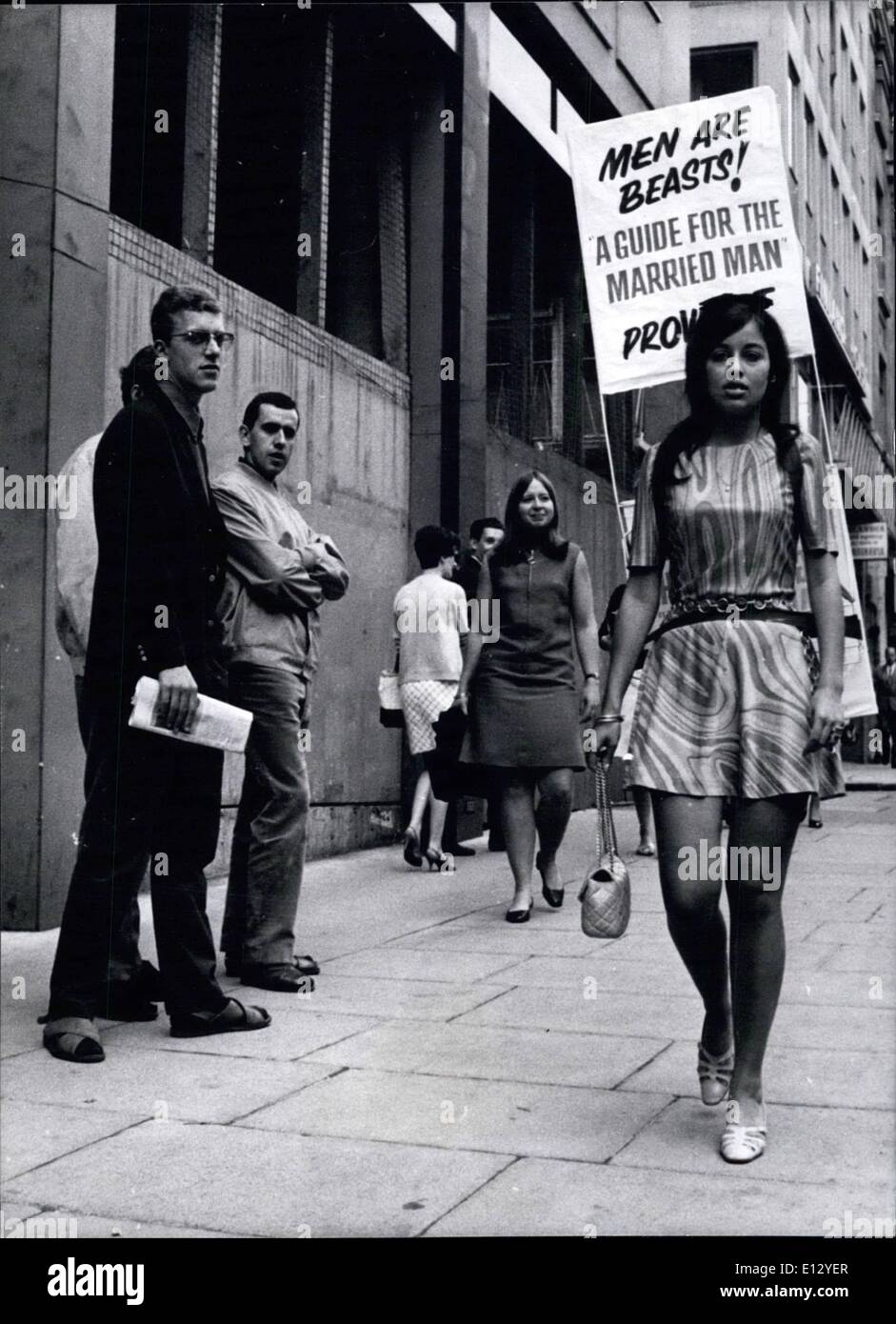 Febbraio 26, 2012 - Una nuova eye-assolcatore per il West End: vi è stata una nuova scena a Londra in oscillazione West End oggi, quando Londra la folla vide una nuova concezione nella scheda sandwich pubblicità otto bellissimi giovani mini-fiancheggiò i modelli. Questi pulcini oscillante ha sfilato il West End che trasportano appositamente realizzati leggero pannelli sandwich pubblicità 20th. Century-Fox della nuova commedia ''Una guida per l'uomo sposato'', che si apre oggi presso il Carlton Cinema, Haymarket Foto Stock Febbraio 26, 2012 - Una nuova eye-assolcatore per il West End: vi è stata una nuova scena a Londra in oscillazione West End oggi, quando Londra la folla vide una nuova concezione nella scheda sandwich pubblicità otto bellissimi giovani mini-fiancheggiò i modelli. Questi pulcini oscillante ha sfilato il West End che trasportano appositamente realizzati leggero pannelli sandwich pubblicità 20th. Century-Fox della nuova commedia ''Una guida per l'uomo sposato'', che si apre oggi presso il Carlton Cinema, Haymarket Foto Stock