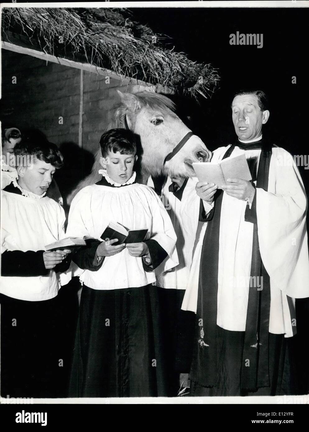 Febbraio 26, 2012 - Il cavallo che hanno aderito in canti natalizi: appoggiata sulle spalle del vicario di Northian, Su, il Rev. R.J. Foto Stock