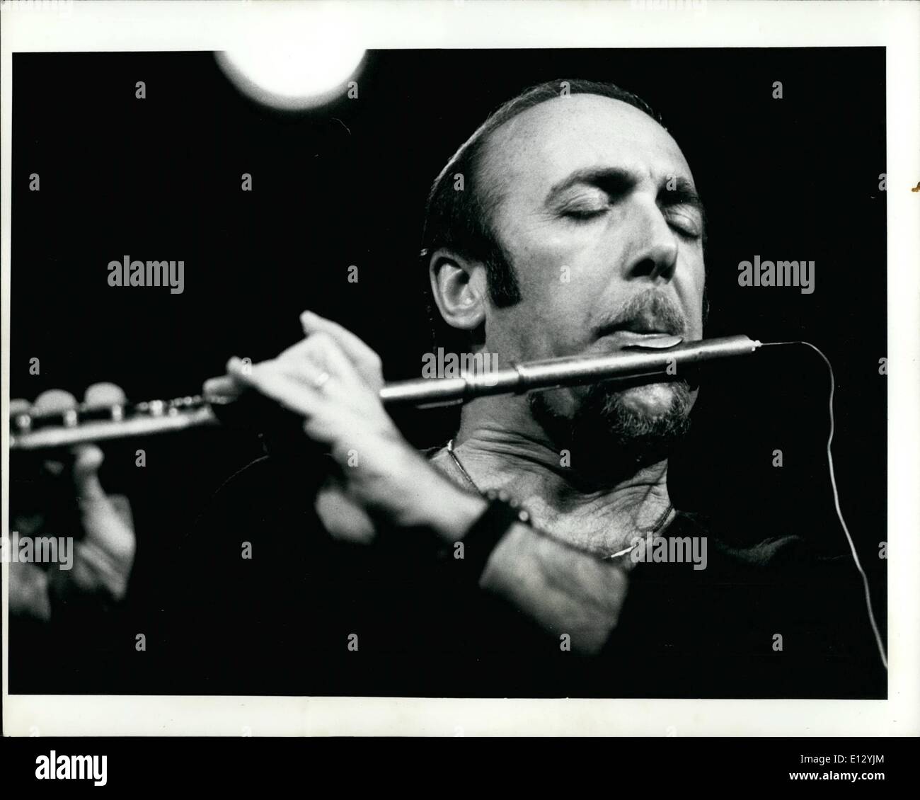 Febbraio 25, 2012 - Jazz flautista Herbie Mann Performing presso il villaggio di gate, nightclub di New York City, 1978. Foto Stock