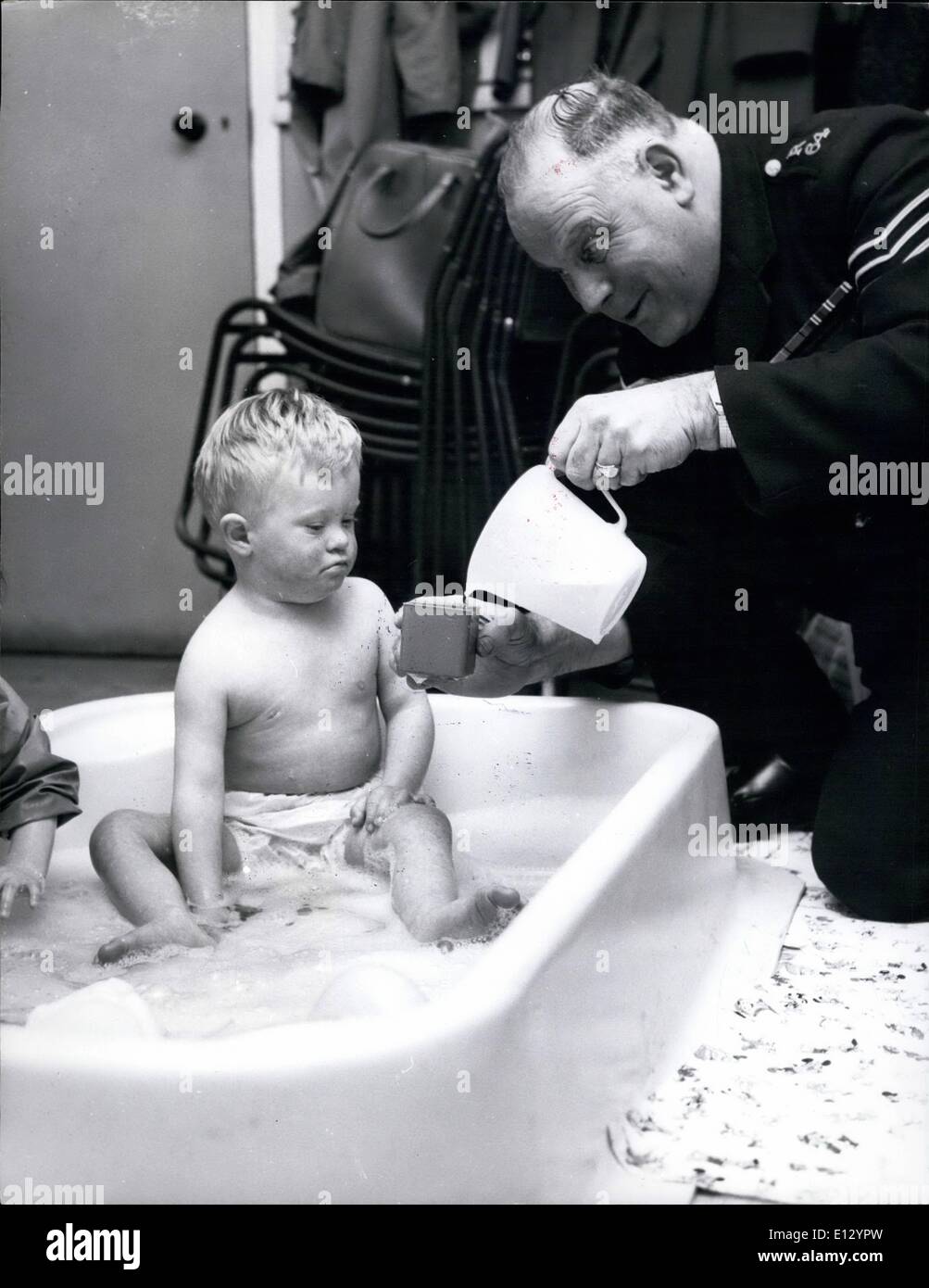 Febbraio 26, 2012 - di solito un poliziotto ha il compito di estrarre alcune uno fuori dall'acqua ma sul suo battito compassionevole sergente Stibbards Foto Stock
