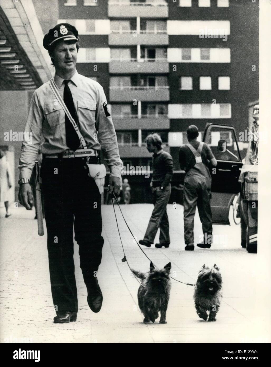 Febbraio 26, 2012 - Il più piccolo al mondo cani da guardia: Cairn terrier Trusslan e Primula deve essere il mondo di polizia più piccoli cani. Quando il poliziotto Staffan Holmstrom prende i suoi cani su battiti egli riceve molti sorrisi da parte del pubblico di Stoccolma. Circa una settimana fa Truslan rincorso un antifurto di tipo noto attraverso una casa e lo ha intrappolato nel giardino., ha dichiarato in seguito che se non fosse stato per il piccolo terrier, egli sarebbe ancora a grandi. La foto mostra il poliziotto Staffan Holmstrom fuori sulla battuta di Stoccolma con i suoi due cani di polizia. Foto Stock