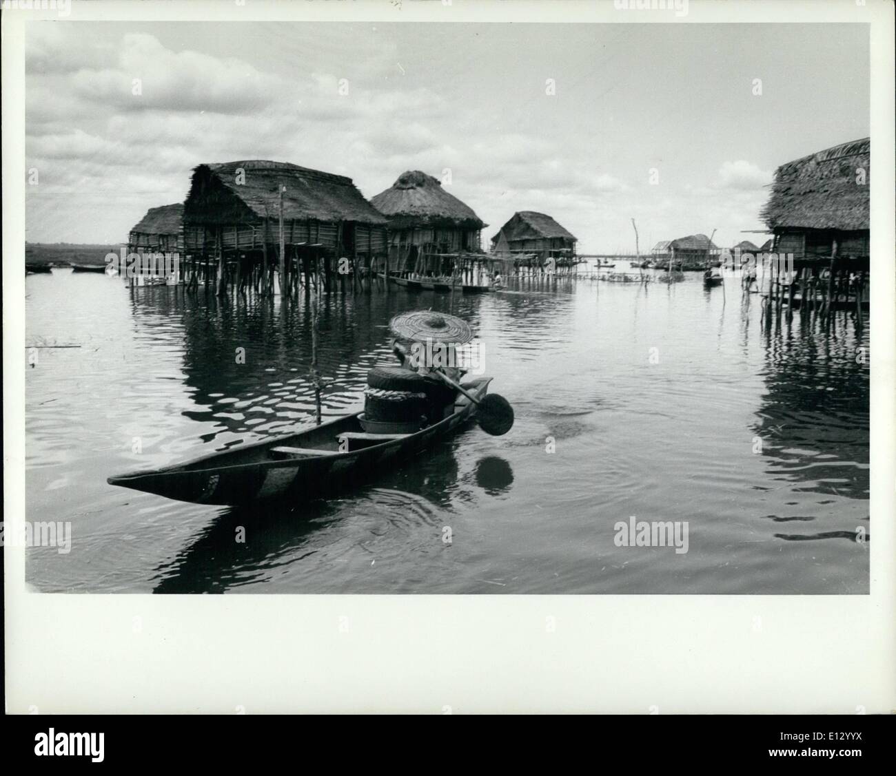 Febbraio 25, 2012 - Dahomey, 1962 Il lago sfida del villaggio di pescatori di Ganvie venditori ambulanti viaggiare di casa in casa in corso, la vendita di sigarette e di spezie, riso e altri prodotti. Foto Stock