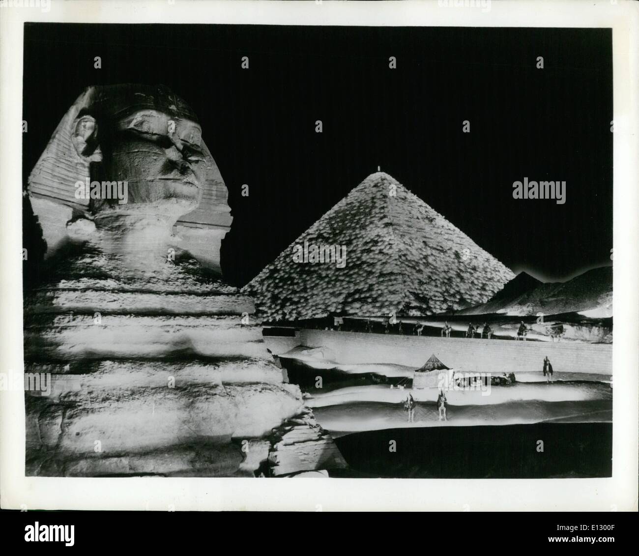 Febbraio 25, 2012 - sun-come scoppio di luce dalla grande piramide di Cheope sul bordo del deserto del Sahara ha prodotto la più grande immagine flash nella storia della fotografia è stato annunciato oggi da Sylvania Electric Products Inc., una consociata di generale Telephone & Electronics Corporation. Una batteria di 6.500 lampi di luce - che si estende dai 450 - Picco del piede della Grande Piramide al piede della Sfinge uno - quarto di miglio di distanza - fornito il momentaneo brillantezza a catturare la storica notte fotografia () al di sopra di 5,000 anni di tomba, ultima delle sette meraviglie del mondo antico Foto Stock