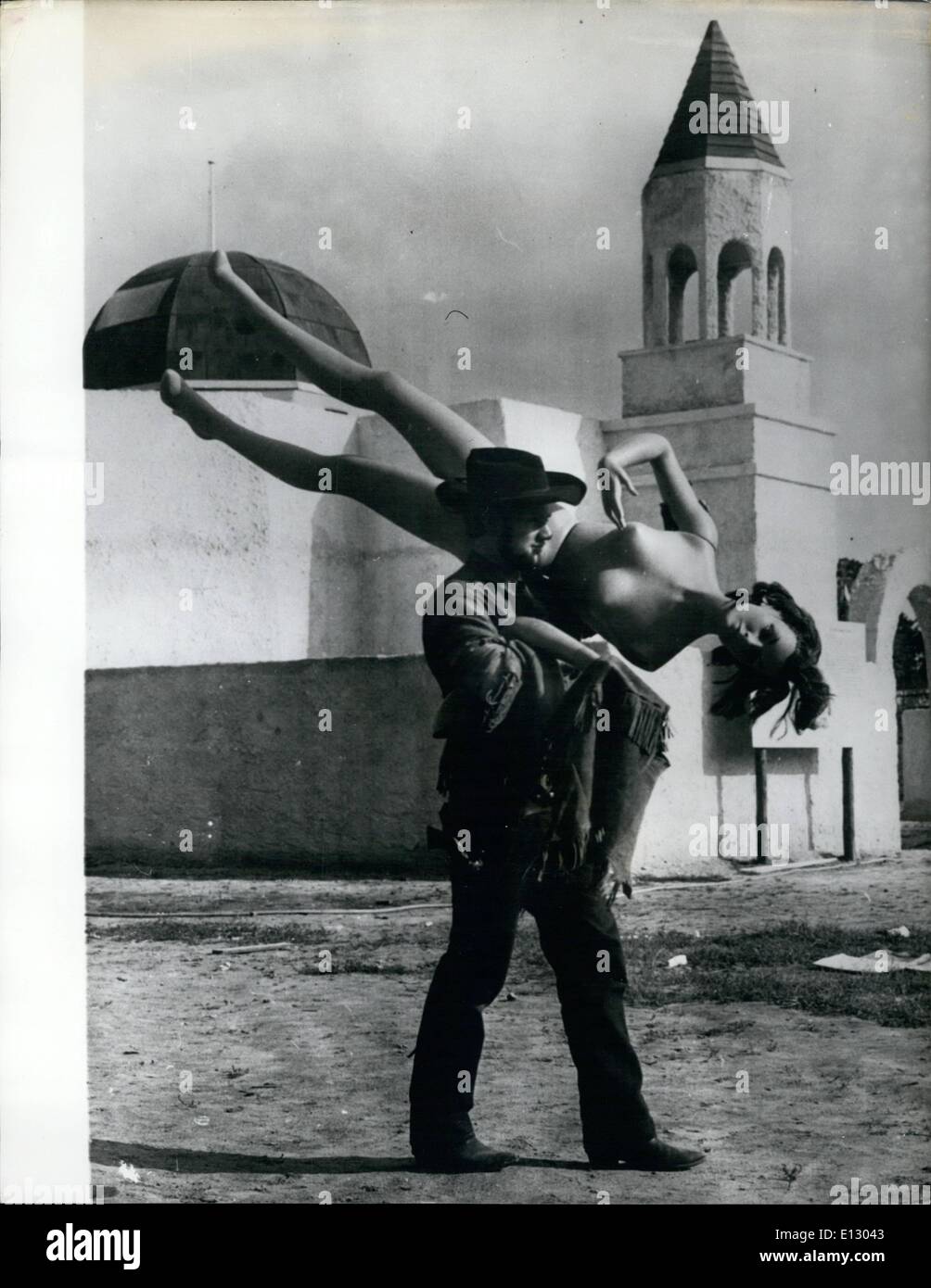 Febbraio 26, 2012 - Non quello che sembra: non è scena da una wild western, che è stato quello che alcuni i berlinesi pensiero, quando videro questo cowboy che trasporta un onere inusuale. Si è scoperto di essere parte dei preparativi per il tedesco-americana Festival Nazionale, che ha iniziato a luglio 23rd. in Berlino. La vetrinistica fantoccio era uno di quelli che vengono utilizzati per visualizzare le mode del periodo 1836, una delle caratteristiche del Festival. Foto Stock