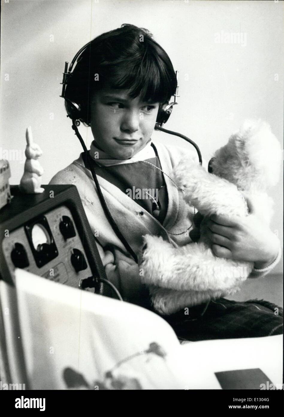 Febbraio 26, 2012 - Grrrr'' Orsacchiotto ringhio oute poco sei anni di Sharon Martin rende il suono di un orso di peluche ringhiando. Ella viene insegnato a parlare correttamente dal suo Maestro che parla al suo oltre gli auricolari. Foto Stock