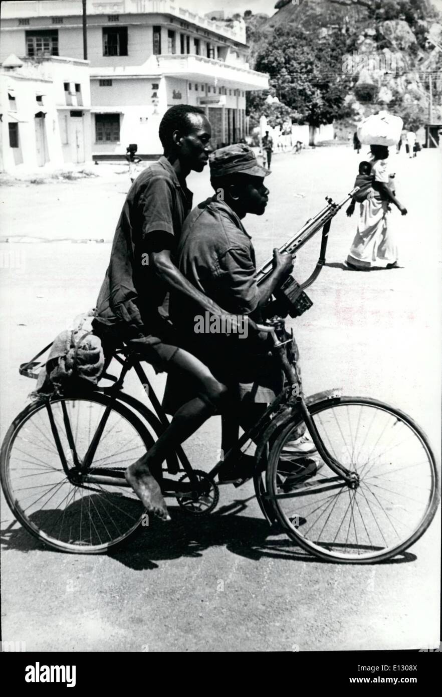 Febbraio 25, 2012 - Soroti Uganda Soroti in città dopo la sua cattura da parte dei tanzaniani - un soldato della Tanzania prende un giro in bicicletta da Ugandaan. Foto Stock