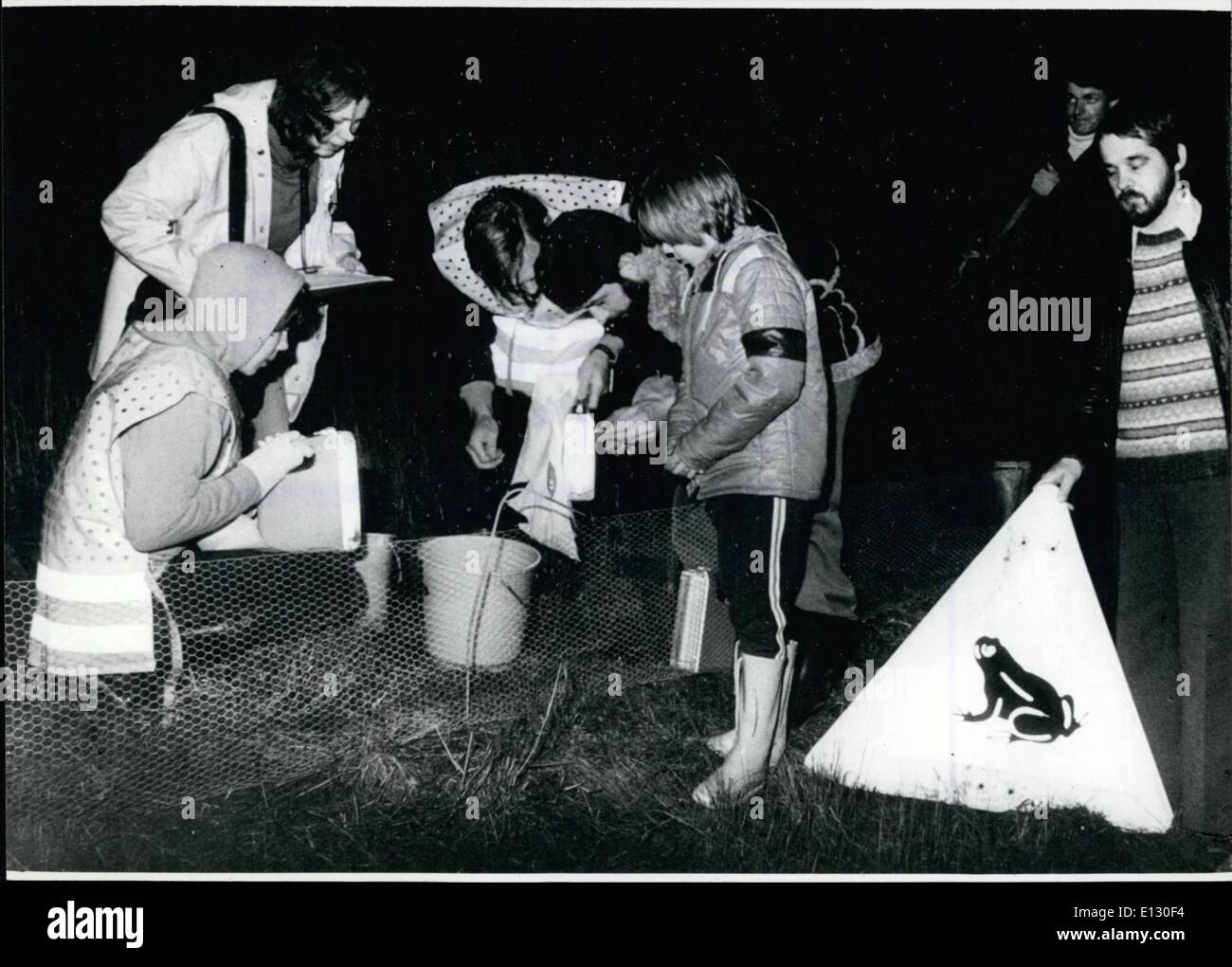 Febbraio 26, 2012 - ''Attenzione - rospi pass!"... .... Uno può vedere ora nuovamente sulla segnaletica stradale a strade nei dintorni di Karlsruhe (Occidentale-germania). Nel buio, quando piove e quando il tempo è caldo, in Primavera migliaia di rospi attraversare le strade per venire ai loro luoghi di deposizione delle uova. Naturalmente un sacco di loro sono uccisi dalle automobili. Ora volontari costruito recinti per catturare i rospi, per ci raccolgono e quindi essi vengono portati al di là della strada senza pericolo. OPS: volontari durante le loro opere, che non di rado inizia la notte. Foto Stock