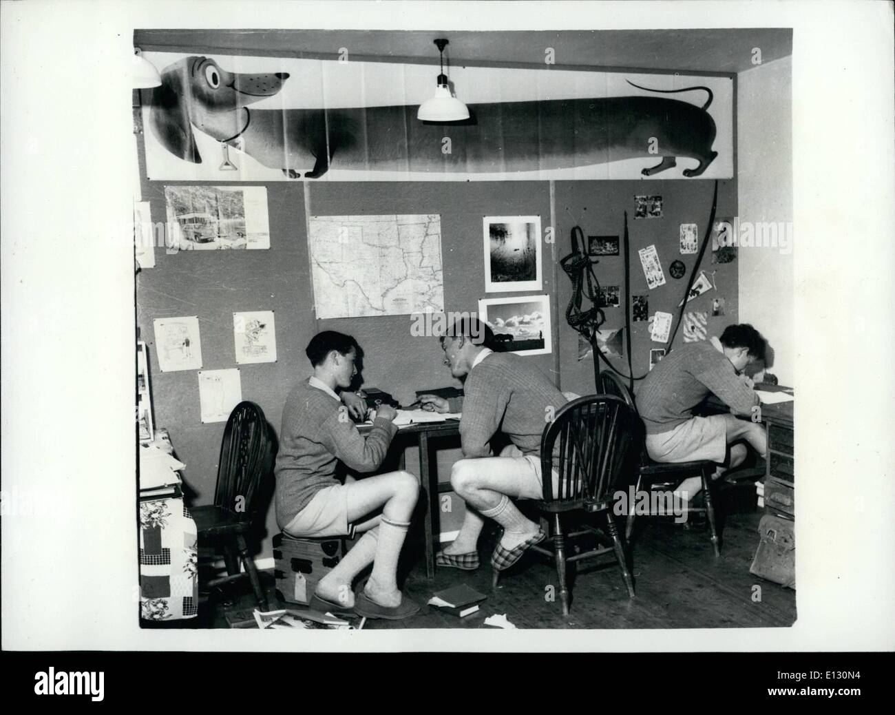 Febbraio 26, 2012 - Come padre.... Il principe Charles andrà a Gordonstoun. Finalmente la notizia è fuori, il Principe Carlo andrà a Gordonstoun, padre della vecchia scuola di Moray Firth in Scozia. All'inizio del periodo estivo si unirà alla Windmill Lodge, una casa con 60 ragazzi a &pound;519-a-anno, 400 allievo scuola dura. Il suo direttore sarà il sig. F.R.G. Chew, che ha eseguito la scuola dal 1959. Lo scopo principale di Gordonstoun, fondata nel 1934 dal dottor Kurt Hahn, è lo sviluppo del carattere e iniziativa, con forte enfasi su auto-disciplina e la resistenza fisica Foto Stock