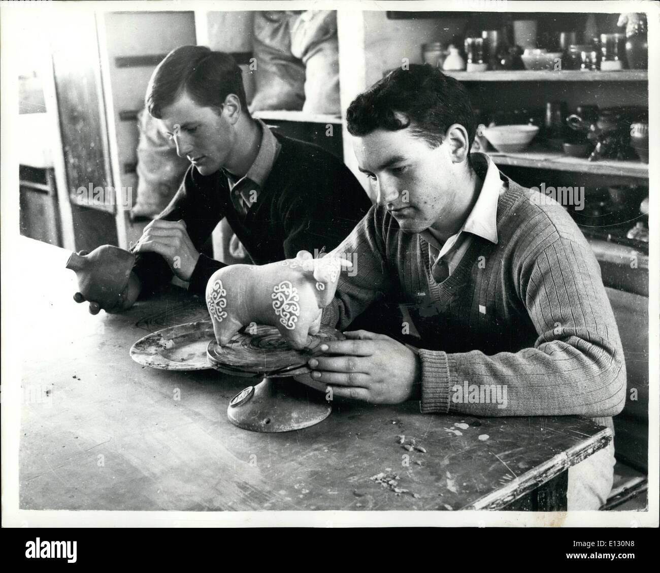 Febbraio 26, 2012 - come padre il principe andrà a Gordonstoun.: finalmente la notizia è fuori il principe Carlo andrà a Gordonstoun, padre della vecchia scuola di Morey Firth in Scozia. All'inizio del periodo estivo si unirà alla Windmill Lodge, una casa con 60 ragazzi al ?519-a-anno, 400 allievo scuola dura. Il suo direttore sarà il sig. F.R.G. Chew, che ha eseguito la scuola dal 1959. Lo scopo principale di Gordonstoun, scoperto nel 1934 dal dottor Kurt Hahn, è lo sviluppo del carattere e iniziativa, con forte enfasi su auto-disciplina e la resistenza fisica Foto Stock