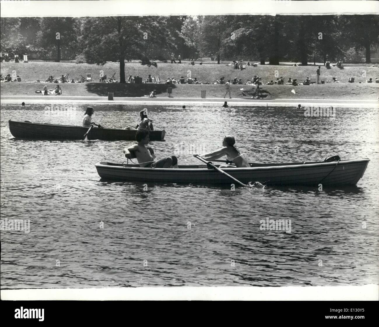 Febbraio 26, 2012 - è Fellow fortunato! Come Londra la calura continua molte persone è andato a Hyde Park a crogiolarvi al sole. Ovviamente questo giovane di tutti per donne lib come egli si insaporisca di sun. Foto Stock