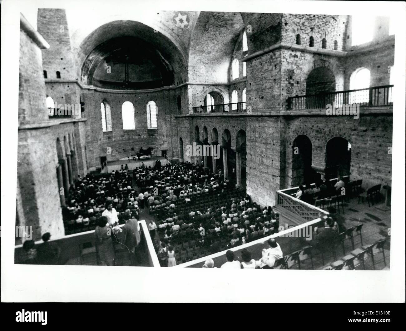 Febbraio 26, 2012 - Stoccarda piano trio concerto: quinto annuale International Istanbul festival: Istanbul concerto ad un Festival - va di raccogliere nella vasta e antica basilica di Santa Irene (Haghia Irene) più vecchia rispetto al tempo di Costantino il Grande, per sentire la Germania occidentale di Stoccarda Piano trio in un programma di Beethoven, Mendelsohn e Schubert. Byzantie mosaici si ergono sulle abside. Foto Stock