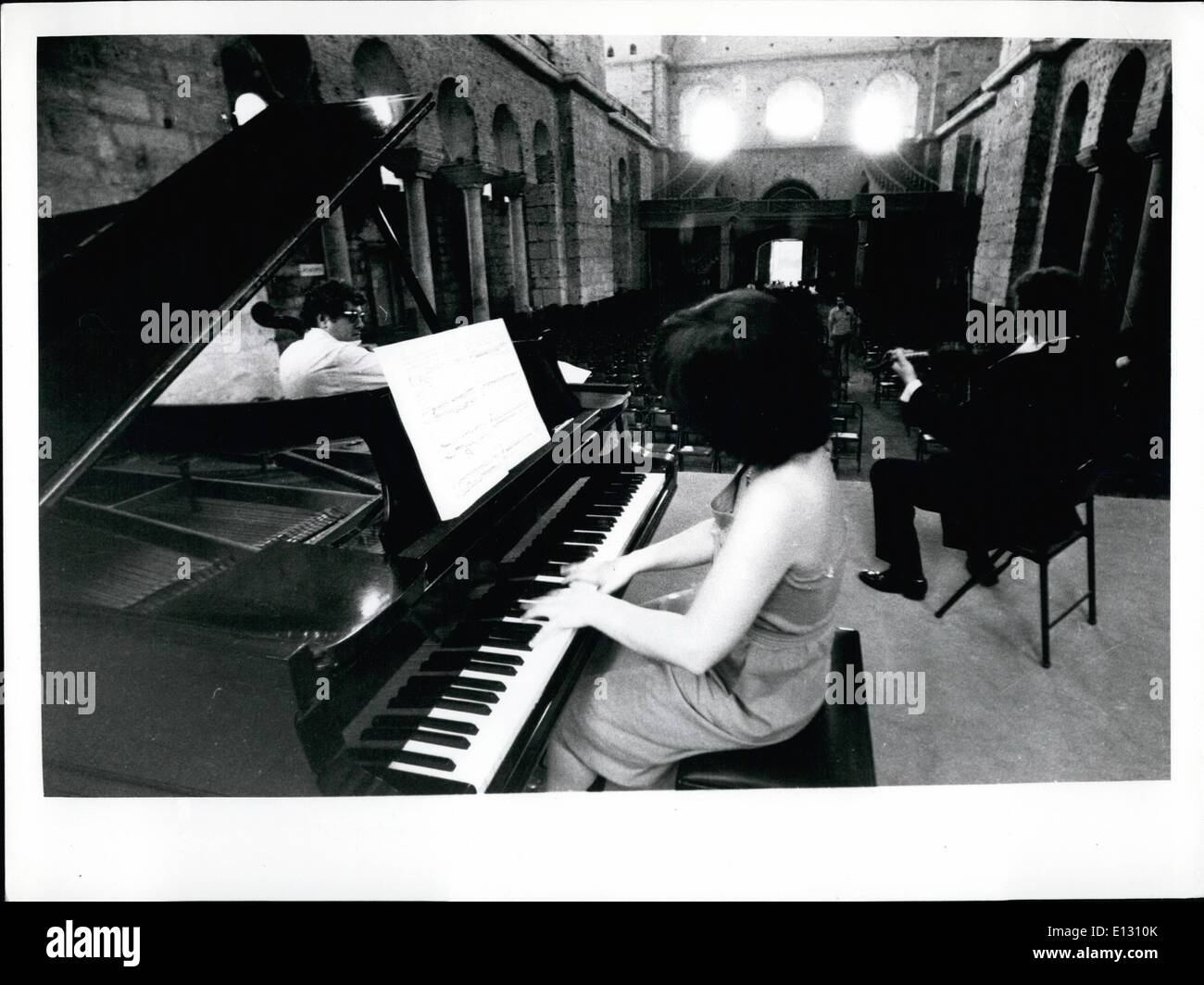 Febbraio 26, 2012 - Concerto del trio di Stoccarda. Il pianista Monika Leonhard, affiancato dal violoncellista peter Hahn e violinista Rainer Kussmaul, in al-concerto di prove del concerto di Beethoven, Mendelssohn e Schubert a 1977 International Istanbul festival. Il trio svolge nella grande basilica di Hagia Irene struttura storica risalente al giorni prima che Costantino il Grande. Foto Stock