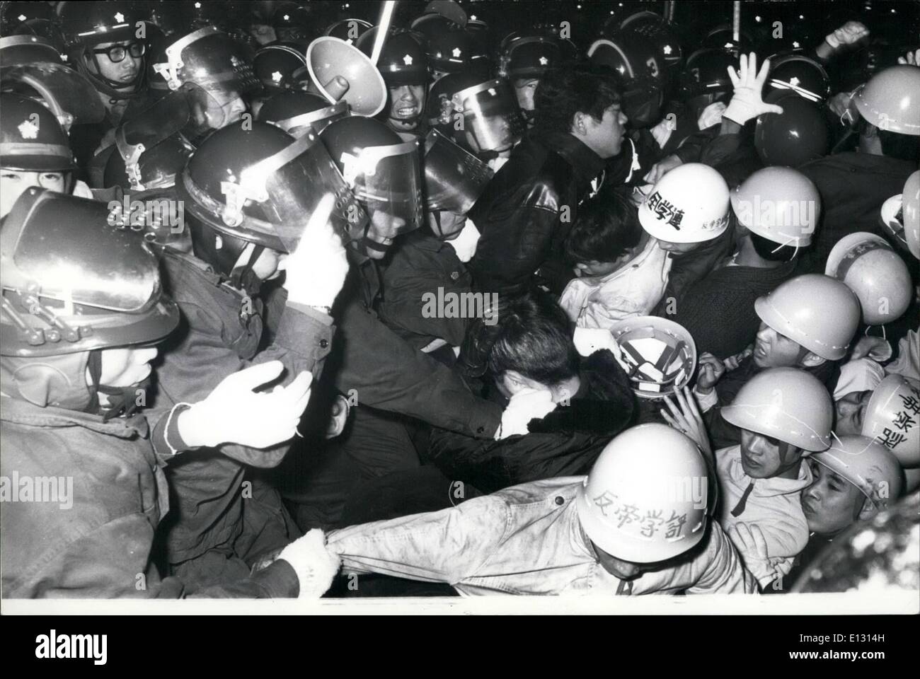 Febbraio 26, 2012 - scontri tra dimostranti e polizia a Tokyo quando 8000 studenti e lavoratori manifestano contro l'energia nucleare USS Enterprise per arrivare a Sasebo sul 19th. 170168 Foto Stock