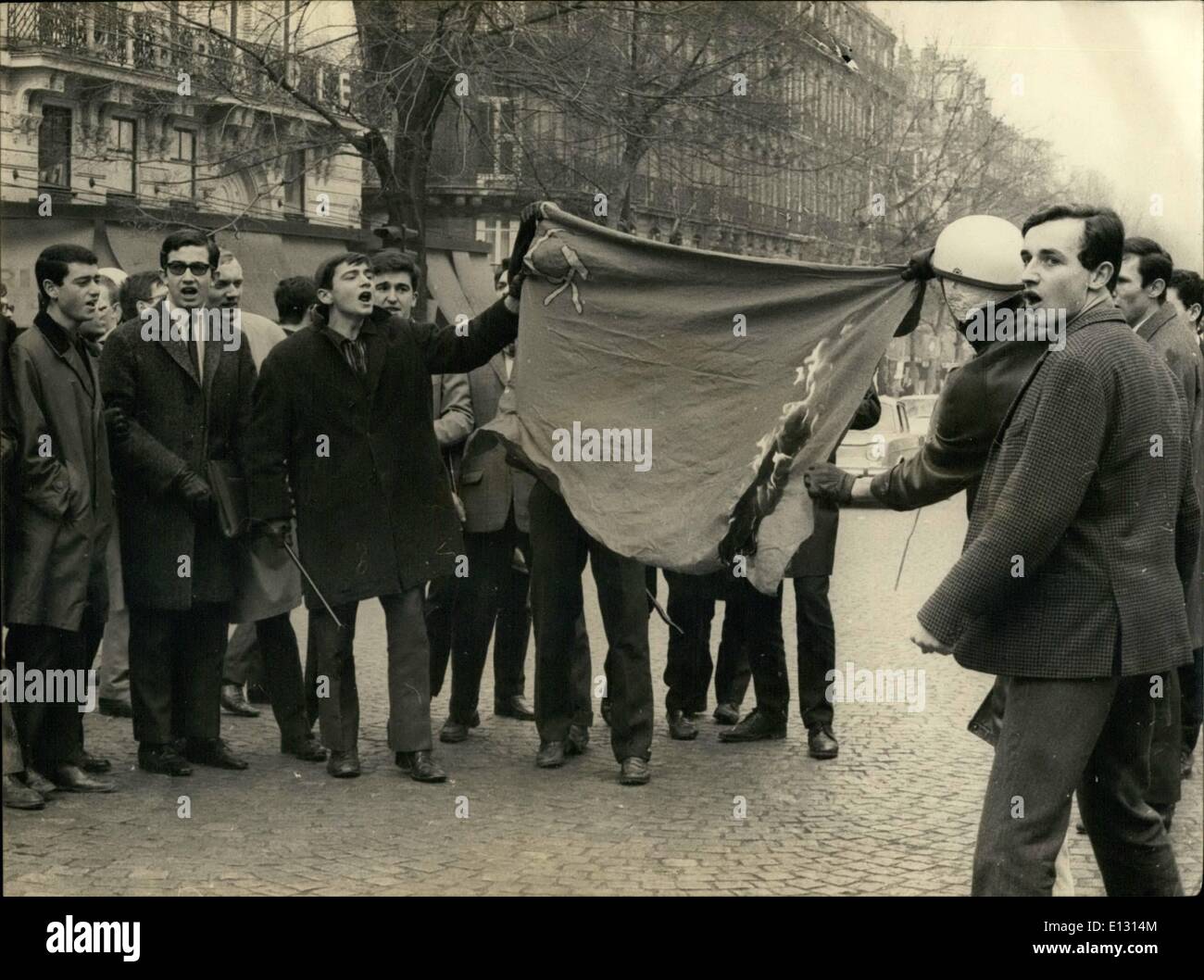 Febbraio 26, 2012 - a destra gli studenti dimostrano a Parigi: Bandiera comunista bruciato. Una manifestazione organizzata da destra gli studenti si è svolta nel quartiere latino di Parigi, questa mattina. Gli studenti che hanno tentato di tenere una riunione nel cortile dell'Università della Sorbona sul tema gloria ai generali Nyuyen Cao Ky e Suhart, Soldati dell'Ovest sono stati dispersi dalla polizia. Dopo la masterizzazione un flag beagin l emblema della falce e la falce che ha sfilato sul Saint-Michel gridando slogan come Vietcong assassini , e giù con i bolscevichi Foto Stock