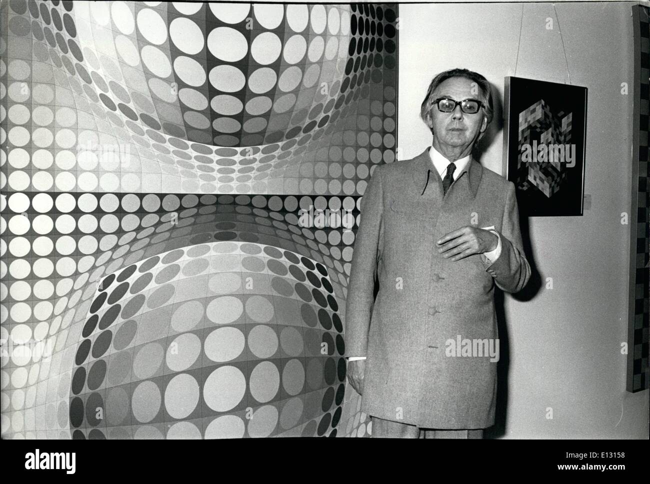 Febbraio 26, 2012 - mostra inaugurale del nuovo centro Vasareley 1015 Madison Ave. New York, 19 Maggio '78. Pittura, collage e serigrafie da - Victor Vasarely, uno del mondo s soprattutto artisti, è nato in Ungheria e ha vissuto a Parigi dal 1930. Il padre di arte ottica è rappresentata in tutto il mondo nei principali musei e collezioni. Tra gli altri negli Stati Uniti: il Museo di Arte Moderna. New York, Solomon R Guggenheim museo d'arte. New York, Rockefeller Foundation. New York, museo di Buffalo, Pittsburg Museo di Arte, Giuseppe Hirshorn Foundation, Museo Ebraico Foto Stock