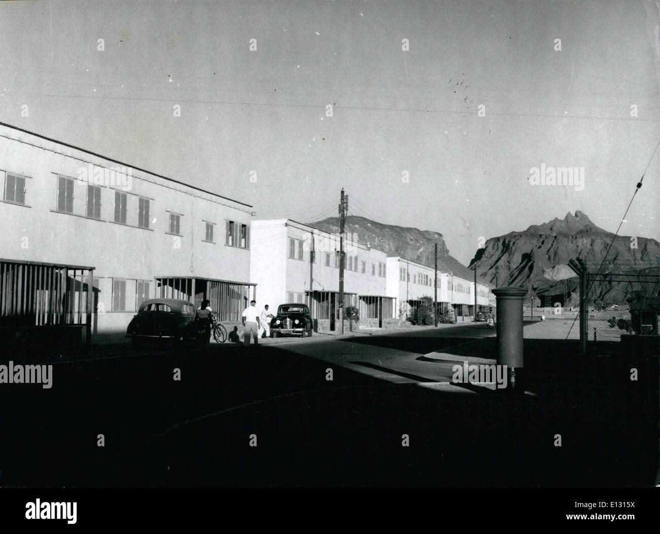 Febbraio 26, 2012 - Il familiare pilastro rosso scatola in po' di Aden. Con le aspre rocce di Aden sempre in vista, olio gli uomini hanno queste case moderne nelle township a poco Aden che ha infilate fino dal momento che la raffineria è stata costruita. Foto Stock