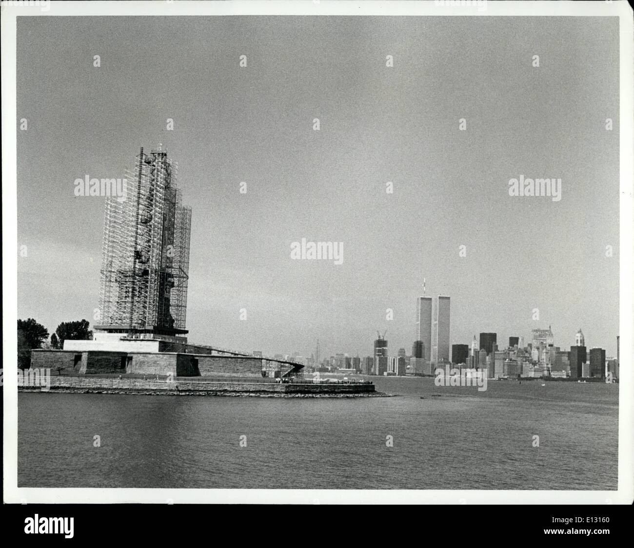 Febbraio 26, 2012 - Il Porto di New York, giugno 1984 Ã¢â'¬â€oe La 305 piedi di altezza Statua della Libertà , realizzato in rame, ferro, e conte ha Foto Stock