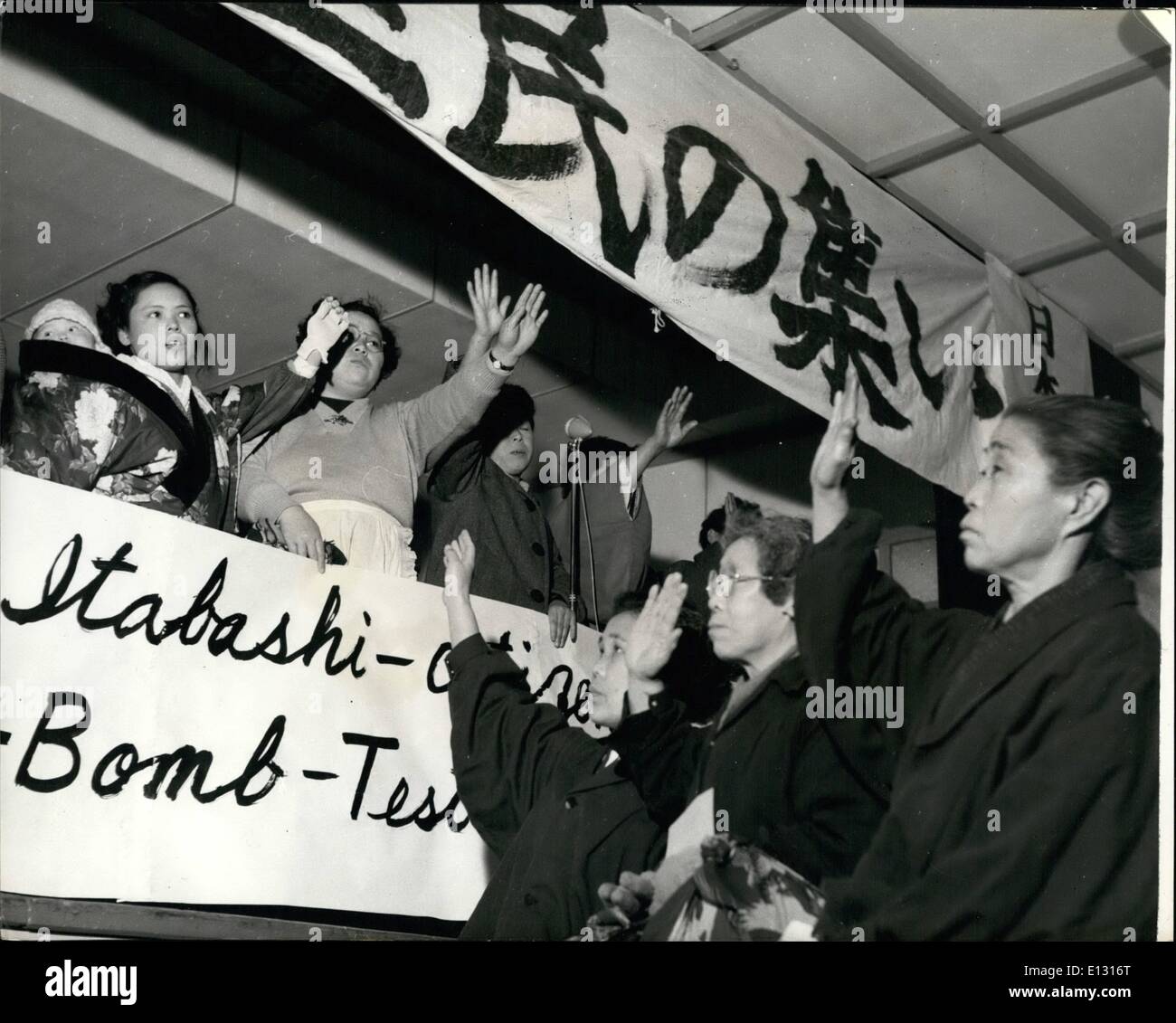 Febbraio 26, 2012 - Giapponese protesta contro British ''H'' prova di bomba donne e Hiroshima-Scarred i cittadini partecipano alla riunione. Residenti Foto Stock